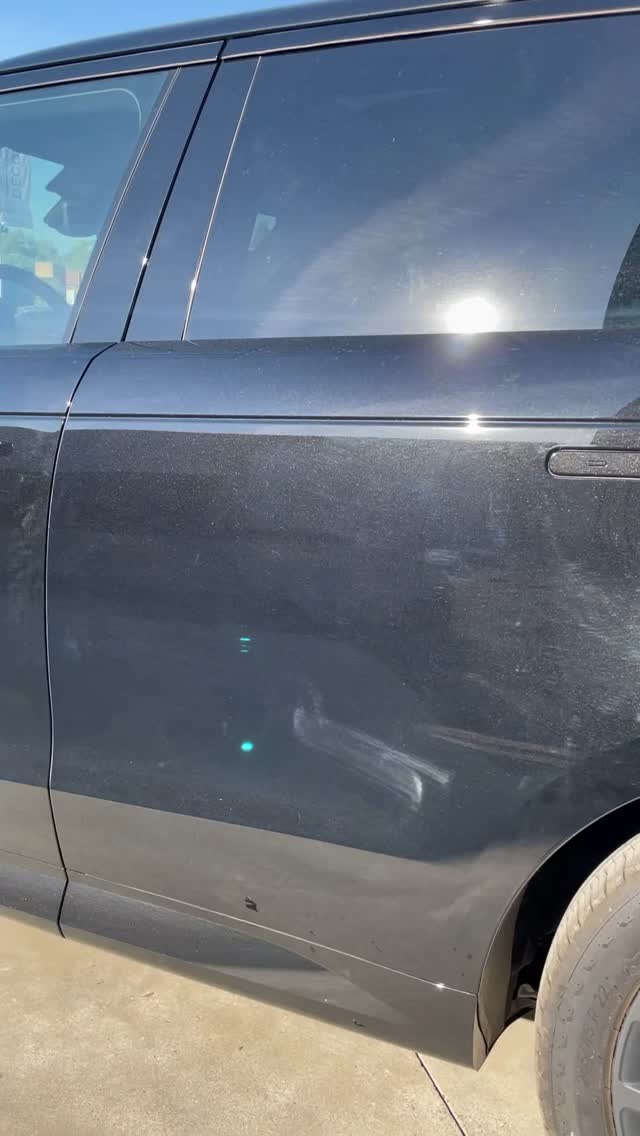 Deze gloednieuwe Range Rover Sport werd geleverd met storende waskrassen in de lak.
Wij hebben de wagen professioneel gepolijst en volledig voorzien van een duurzame keramische coating.
Deze coating zorgt de komende jaren voor een diepe glans, bescherming tegen chemicaliën én een sterk water- en vuilafstotend effect.
Daardoor blijft de wagen langer proper en is hij veel makkelijker schoon te maken.
Ook interesse in een glasheldere afwerking en langdurige lakbescherming?
Contacteer ons via 0494 58 38 89
Of kom langs in Maldegem: Krommewege 38B
info@verschore.be