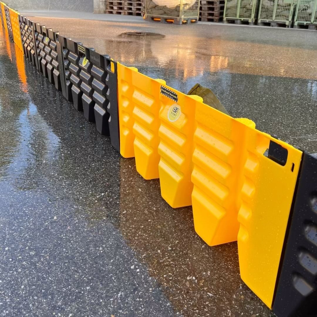 FLOODFENCE - Effizienz und schnelle Reaktion!
Effektiver Schutz vor Überflutung durch Starkregen und Dauerregen!
.
Wie?
.
Mit FLOODFENCE kannst du dich schnell und effektiv vor dem Hochwasser schützen.
.
Floodfence von vogt tools ist ein freistehender und mobiler Hochwasserschutz. Das System ist sehr leicht und schnell einsetzbar.
Zum Stoppen und/oder Ableiten von Wasser.
Das System kann schnell zusammengesetzt und bereitgestellt werden. Somit hat man, innerhalb kürzester zeit eine Wassersperre, die effizient schützt und kostengünstig ist.
Diese Wassersperre ist selbstverankernd und bildet einen 45 cm hohen Damm. Sie wird allein durch das Gewicht des gestauten Wassers beschwert, also durch den hydrostatische
.
Interesse - dann kontaktiere uns.
.
vogt tools - dein Partner für mobilen Hochwasserschutz in der Schweiz 🇨🇭
.
#hochwasser #starkregen #floodfence #schutz #vogttools #wassersperre #feuerwehr #klimawandel #news #trends #firefighter #pompier #kmu #sicherheit #unwetter #vorsorge #versicherung #swiss #innovative #herzogenbuchsee #bern #schweiz #flutset #flood #dauerregen #luzern #genial #instagood #schnellundeinfach