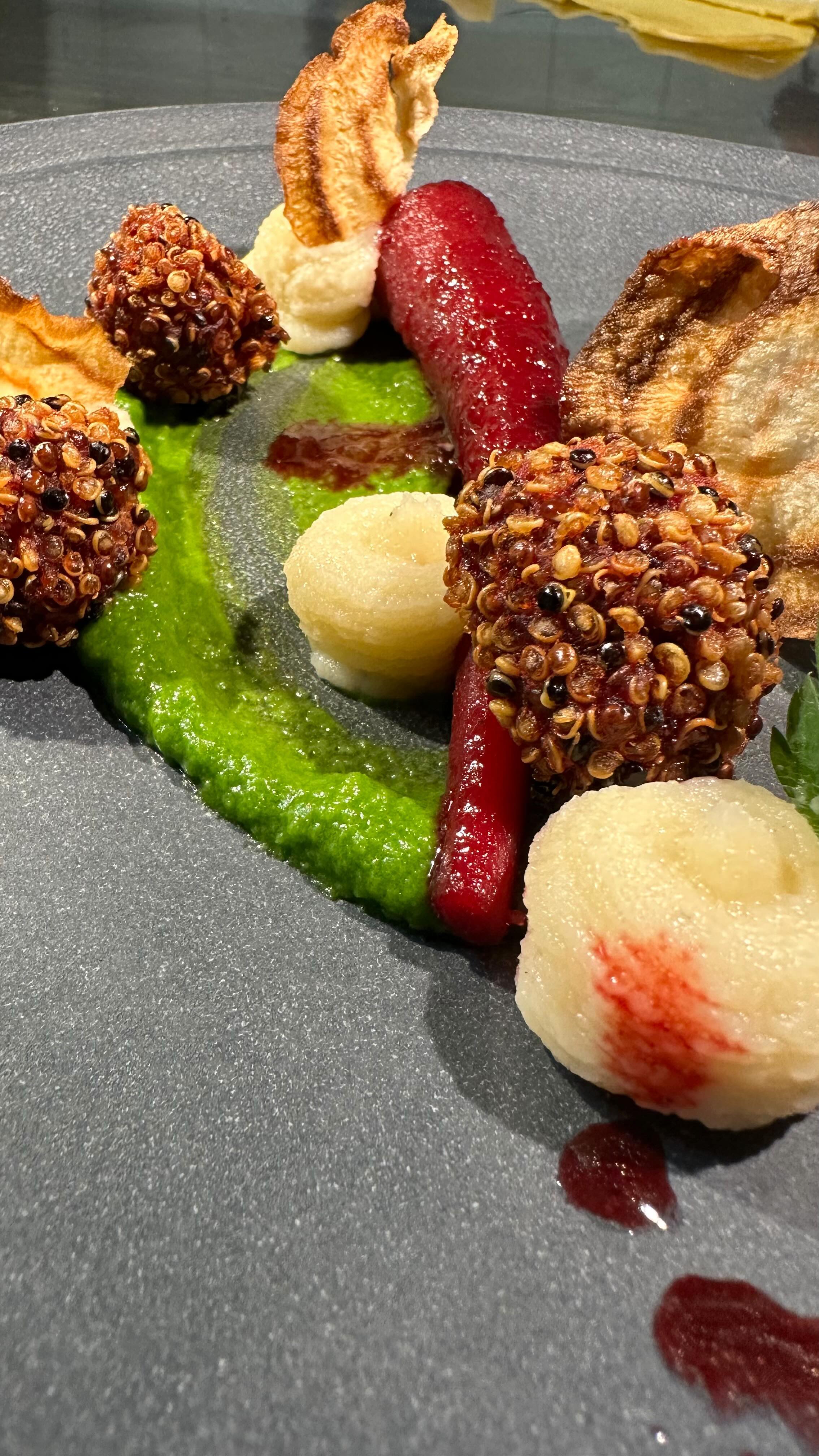 Wir machen auch Vegan! Entdecke unser neues veganes 6-Gang Menü von unserem Küchenchef Adrian Strub.
#oberstadt #oberstadtbaden #badenist #badenisst #restaurant #gaultetmillau #gaultmillau_schweiz #guidebleu #foodporn #food #plating
