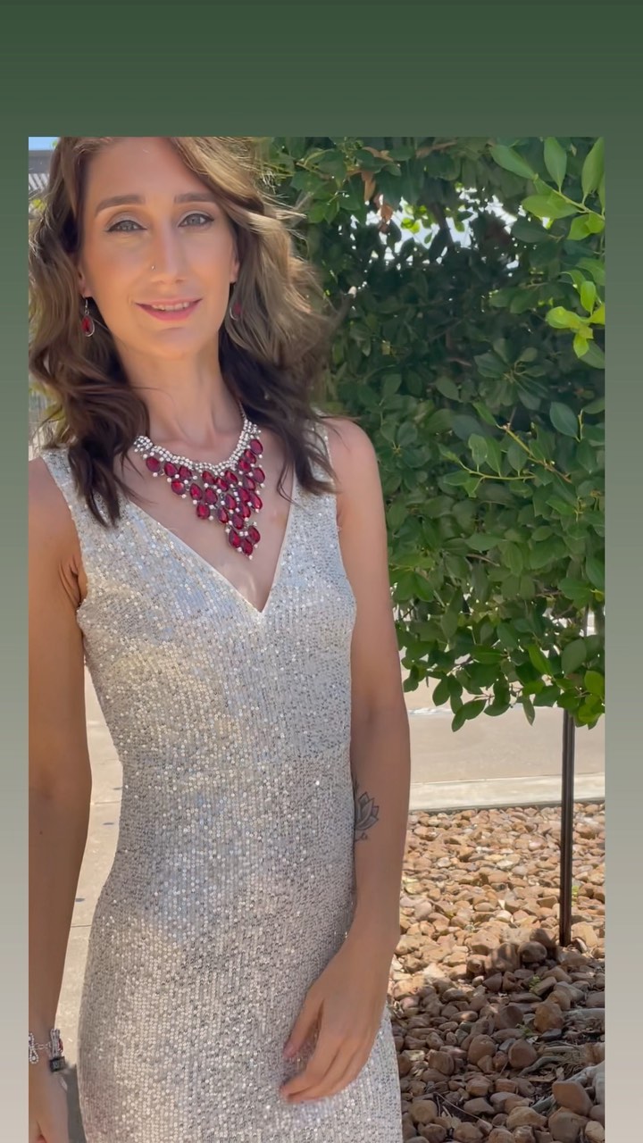 Hello Gorgeous! Come play in our garden of gowns and jewels! Take a look at this stunning dress available online and coming in stores soon! #dress#gown#pearlandboutique#parisboutique#love#shopper#paradise#jewerly#red#platinum#stunning#boutique#wearitwell#wearpearland#houston#prom#bride#shoplocal#shopusa#usa#america#londonlife