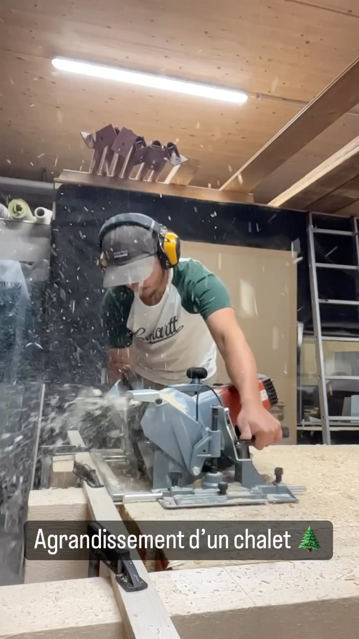 Taille d’un petit agrandissement de chalet à deux pans et charpente brut de sciage 🌲
#mafell #pateuse #carpentry #carpentry #latzoumaz #mafellfan #mafelltools #tzoumazing #alp #switzerland #woodworking