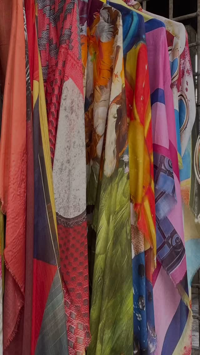 Artigianato di tendenza e piante fiorite: dal 23 al 25 maggio torna @chiostroinfiera, Mostra Mercato dell’alto artigianato, giunta alla sua 29esima edizione. L’appuntamento di primavera, in tre giorni di fiera, propone oltre 80 espositori provenienti da tutta Italia, con lo scopo di raccogliere fondi per sostenere i progetti culturali e didattici del Museo Diocesano di Milano.
🏺👒👗🪴 ARTIGIANATO: borse, costumi, maxifoulard, teli mare... tutto il necessario per partire per le prossime vacanze estive, per arredare le case e preparare le tavole per le serate d’estate! Una festa del home decor per gli spazi interni, i terrazzi e i giardini!
🖼️ 📷 ARTE E CULTURA: Chiostro in Fiera è l’occasione per visitare la mostra dedicata alla fotografa americana Dorothea Lange e per sfruttare l’ultimo weekend di apertura dell’esposizione “Attorno a Tintoretto. La Deposizione dalle Gallerie dell’Accademia di Venezia. Quattro artisti contemporanei sfidati da un capolavoro.”
🍊🍃 ATTIVITÀ: Venerdì 23 maggio, alle h 18:00, sarà offerto al pubblico un caloroso benvenuto dal produttore siciliano Domenico Gentile, che invita a gustare il suo esclusivo Naranji, un amaro dalle note fresche di arance e menta o un calice di vino fresco dalla Sicilia.
☕️🍹🍰 SVAGO: un Bistrot per potersi rilassare godendosi lo spazio verde, fare colazione, pranzare, gustarsi un thè con torte e dolci e prendere un aperitivo all’aperto per concludere la giornata.
🗓️ Venerdì 23, sabato 24 e domenica 25 maggio
H 11.00 – 21.00
🚇MM4 - Vetra
ℹ️ Ingresso libero alla mostra mercato (anche per gli amici a 4 zampe!)
Corso di Porta Ticinese, 95 Milano
#chiostroinfiera #madeinitaly #scarf #accessories #madeincomo #maxifoulard #igerfashion #fashiongram #fashionboutiques #instashop #shoplocal #fashionaddict #fashionstyle #followers