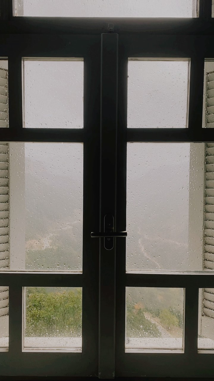 Severe rain warning - take action with in an hour
Translation: This is your cue to get cosy in front of your window