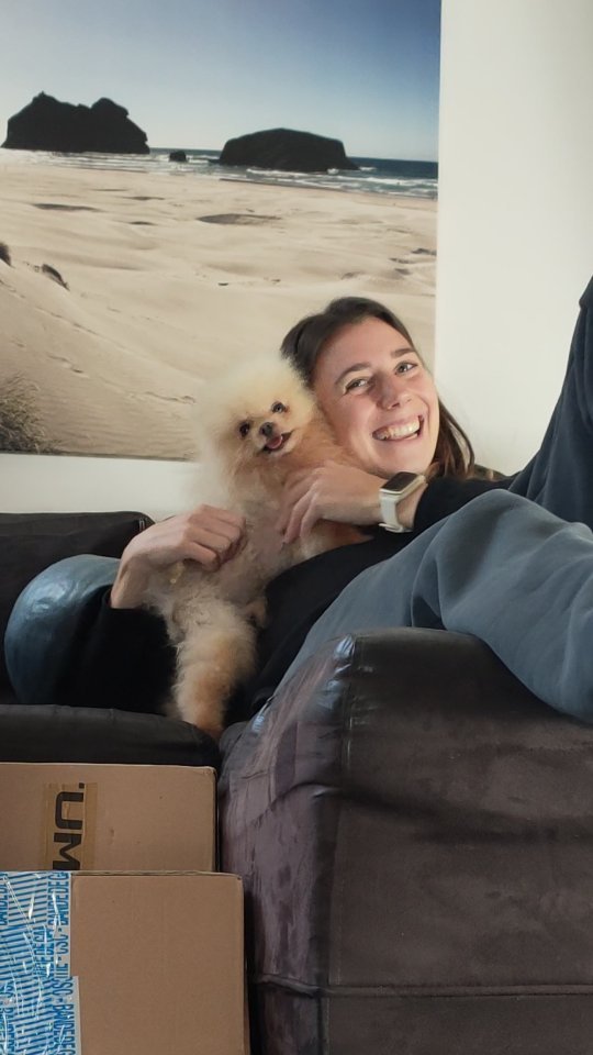 Chose promise chose dûe ! Voici la 1ère vidéo concernant ce que je travaille avec Prout 🙈
Comme j'ai bien compris que Monsieur adooooore être sur le canapé, il a fallu que je trouve une solution pour qu'il puisse monter et descendre tout seul de celui-ci. Alors ni une ni deux j'ai pris 2 cartons que j'avais sous la main pour créer un escalier en attendant d'en acheter un vrai (vive le système D) !!
Autant vous dire que je suis bluffé de la vitesse à laquelle il a compris ce que j'attendais de lui, j'y ai été tout doucement et avec une super valeur que je recommande souvent à mes élèves, à savoir les dés de jambon dont il est complètement fan 🤤
J'ai seulement fait une session de 5 minutes hier. Et ce matin, il montait et descendait déjà tout seul comme un grand 🤩
J'ai opté pour un apprentissage au leurre, comme il a peur d'à peu près tout, je n'ai pas encore tenté d'utiliser le clicker mais ça ne serait tarder !
D'ailleurs si vous avez des modèles de mini escaliers pour toutou à me conseiller je suis preneuse parce qu'il y a beaucoup trop de choix 😆
Le prochain post sera consacré à une petite présentation de Prout et de son parcours avant d'arriver à la maison. D'ailleurs pour rappel si vous avez loupé les 26000 story de lui, il nous a rejoint mardi dernier et vient de @la_spa_refuge_de_rennes 🧡
#education #educateurcomportementalistecanin #educateurcanin #educationcaninepositive #educationcaninebienveillante #educationcanine #eduquersonchien #educationcaninepositive #spitz #spitzlovers #pomeranian #alopecie #chienheureux #chienmignon