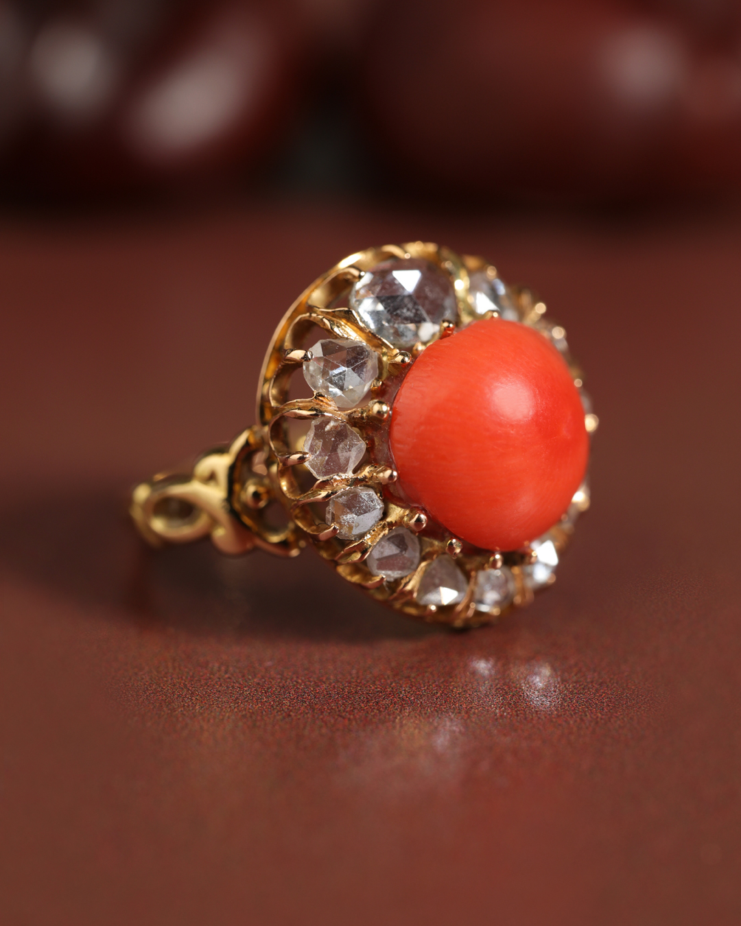 Vous aimez les bagues anciennes ?
Retrouvez au 6, rue de l'Annexion dans notre bijouterie d'Annecy et sur or-deco.com cette superbe bague ancienne avec son corail central entouré de diamants taille rose en or jaune 18 carats.
#corail #bagueancienne #anticjewellery #bijouxanciens #or18k #baguefemme #bijouterie #bijouterieannecy #OrDeco