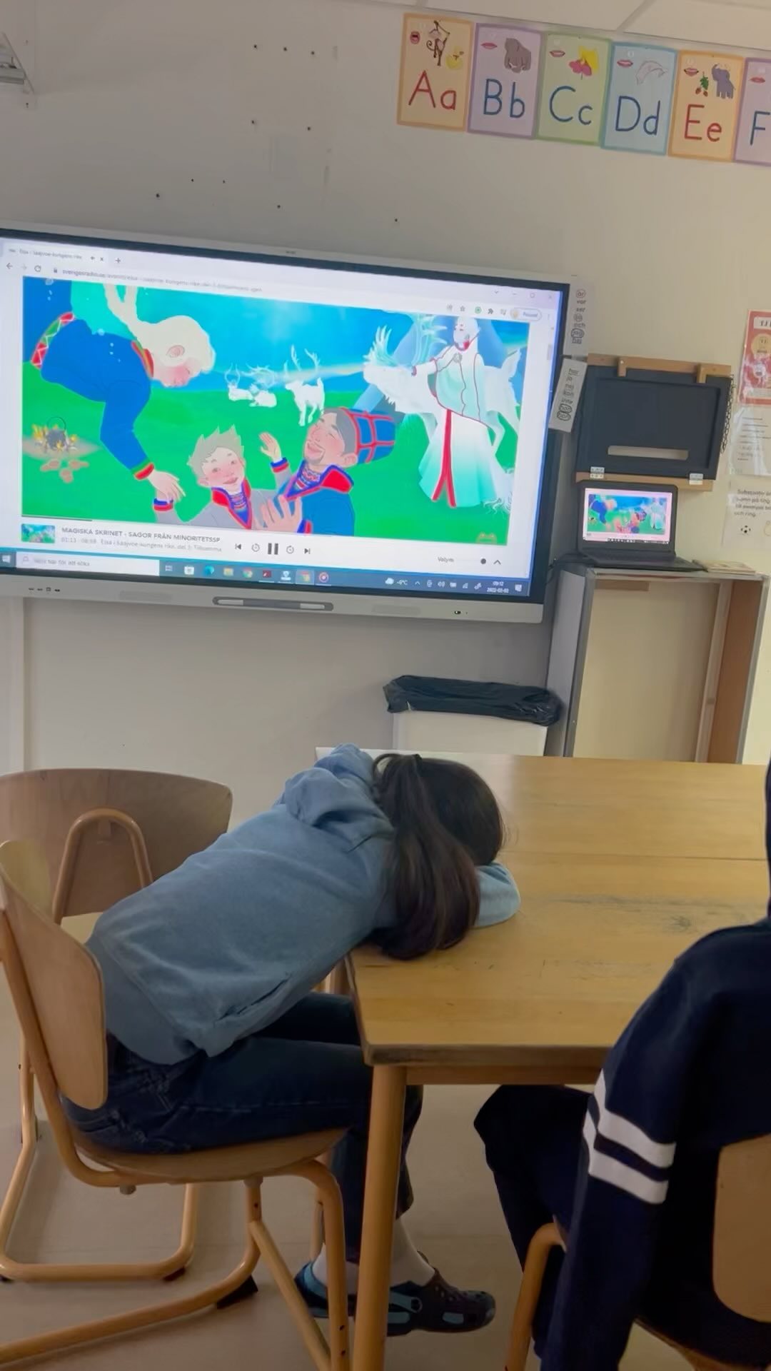 Inför samernas nationaldag 6/2. Eleverna fick höra sagan om Elsa Laula som försöker rädda sin pappa och lillebror som hamnat i Saajvoe-kungens rike, nere under en sjö.