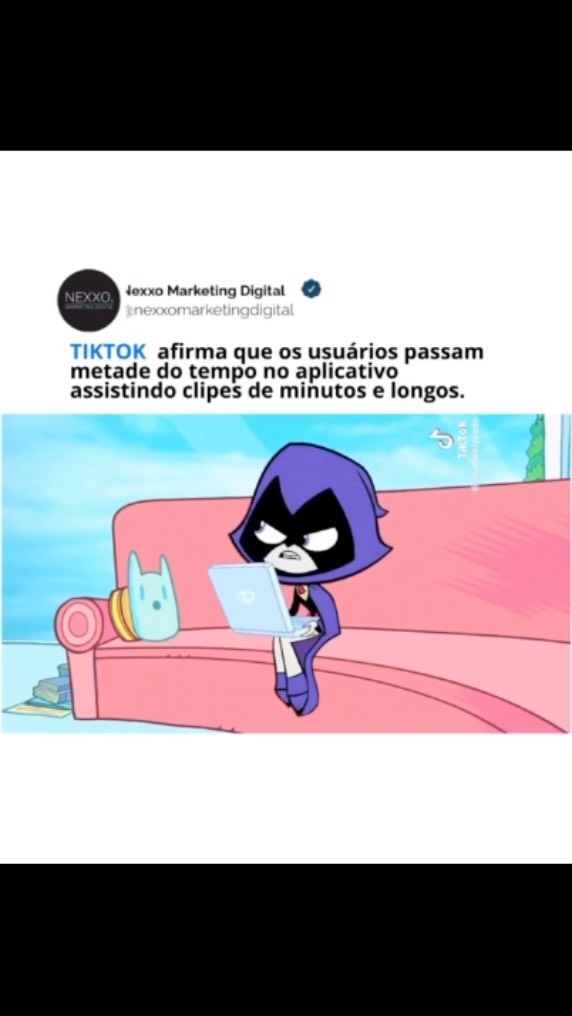 Embora o crescimento do TikTok não tenha precedentes e seu negócio de publicidade esteja crescendo rapidamente , ainda luta para estabelecer uma base sólida na monetização dos criadores e na garantia de que suas principais estrelas sejam capazes de maximizar sua popularidade por meio da receita direta de seus clipes do TikTok.
Então, o que o TikTok pode fazer?
Aparentemente, orientar os criadores para conteúdo de formato mais longo é o próximo passo do TikTok nesse impulso, tentando remodelar o comportamento do usuário, a fim de alinhar ainda mais os usuários e criadores em torno de um conteúdo de formato mais longo, com o objetivo de desenvolver suas opções de anúncios em mais caminhos.
Conforme relatado por The Information : “ No final de outubro, o TikTok convidou dezenas de criadores para seu escritório em Nova York para um evento privado com o objetivo de mobilizá-los para criar mais vídeos com pelo menos um minuto de duração. Os executivos da TikTok disseram aos criadores que, ao adotar vídeos mais longos, eles podem ganhar mais dinheiro e ter mais tempo para divulgar suas mensagens”.
“O TikTok disse aos criadores que os usuários agora passam metade do tempo no aplicativo assistindo a conteúdo que dura mais de um minuto. E nos últimos seis meses, os criadores que publicam vídeos com mais de um minuto tiveram uma taxa de crescimento de seguidores cinco vezes maior do que aqueles que publicam apenas vídeos curtos. ”
Talvez o destino final do TikTok seja se tornar um destino de conteúdo de formato longo, o que também se alinharia melhor com sua própria definição de “ um aplicativo de entretenimento ” em oposição a uma rede social.
A Meta adotou o mesmo, com os populares Reels agora assumindo o controle do seu feed, em oposição às postagens de pessoas e páginas projetadas para gerar mais engajamento.
O TikTok é pioneiro em feeds definidos por algoritmos, a fim de maximizar o envolvimento. Agora só precisa expandir isso para clipes mais longos.