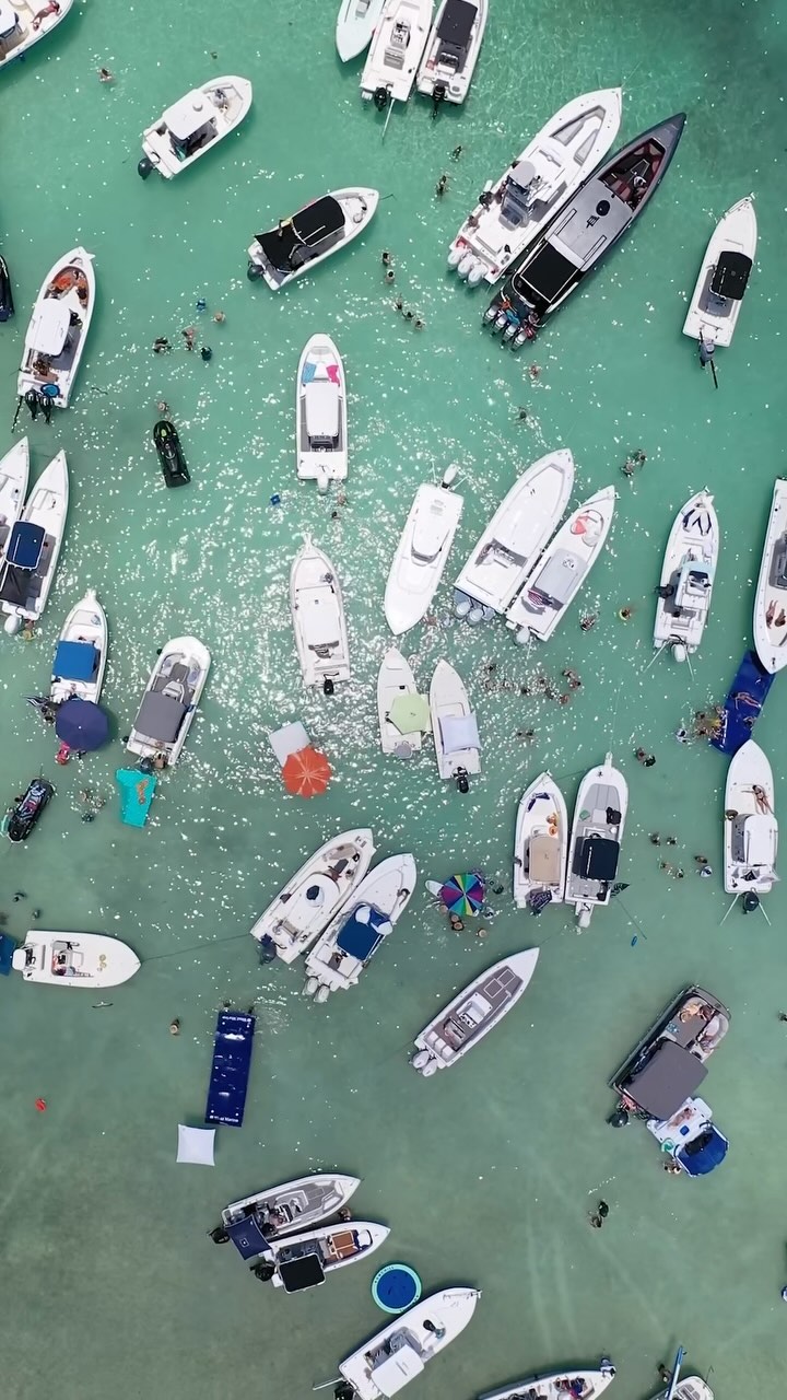 Soaring over the Islamorada sandbar this Memorial Day weekend 🇺🇸✨ Celebrating freedom & paradise found!
#memorialday #birdseyeview #islandvibes #memorialdayweekend #islamorada #islamoradasandbar #drone #aerial #thefloridakeys #florida #floridalife #flkeys #flkeyslife #sandbar #boatlife #boatlovers #oceanlover #saltlife #floridakeys