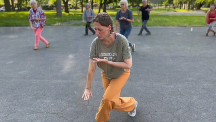 Mit ruhigen Bewegungen kannst du lernen vom hektischen Alltag abzuschalten.
Am besten geht das draußen im Grünen. Die Umgebung, die Eindrücke und Geräusche helfen dir dich zu entspannen und Kraft zu sammeln für deine nächsten Aufgaben.
Lerne gemeinsam mit mir Tai Chi und Qi Gong!
daoflow.de
.
.
.
#taichiqigong #taichiwudang #taichideutschland #taichidortmund #dortmund #entspannung #auszeitvomalltag #lebensfreude #innerbalance #feelgood #durchatmen #glücklichsein #healthylifestyle #körperbewusstsein #moveforhealth