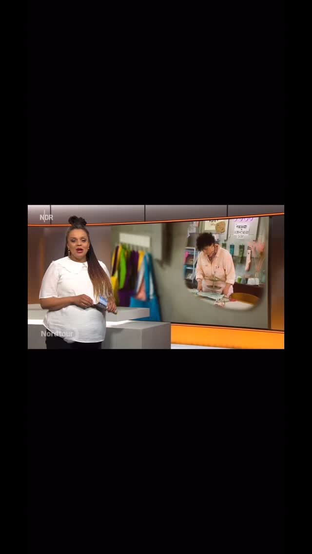 „Wie bitte – drucken auf’m Wasser?!“
Siebdruck auf ’ner Hafenschute? Jep, das gibt’s wirklich. Der NDR war an Bord und hat meine Manufaktur begleitet.
Hier geht’s zum Beitrag:
https://www.ndr.de/fernsehen/sendungen/nordtour/Mina-Garcia-und-ihre-Siebdruck-Schute,nordtour20910.html
#siebdruck #wasistlosinhamburg #druckliebe #kreativworkshop