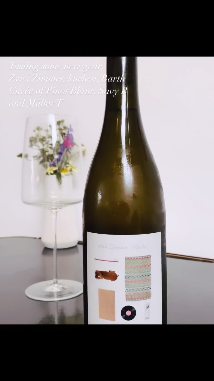 If this is the house wine from Barth then I’m moving in. I could slurp on this cracker all day every day. This wine is a good example of how Barth can skill-fully blend grapes to create a smooth cuvée.
Available @crackingwines 🍾
#pinotblanc #weissburgunder #housewine #handwerk #handwork #slowwine #winetasting #winestory #winepassion #organicwine #biodynamic #natural #naturalwine #naturwein #ekologiskhudvård #wijn #organic #biowein #sustainability