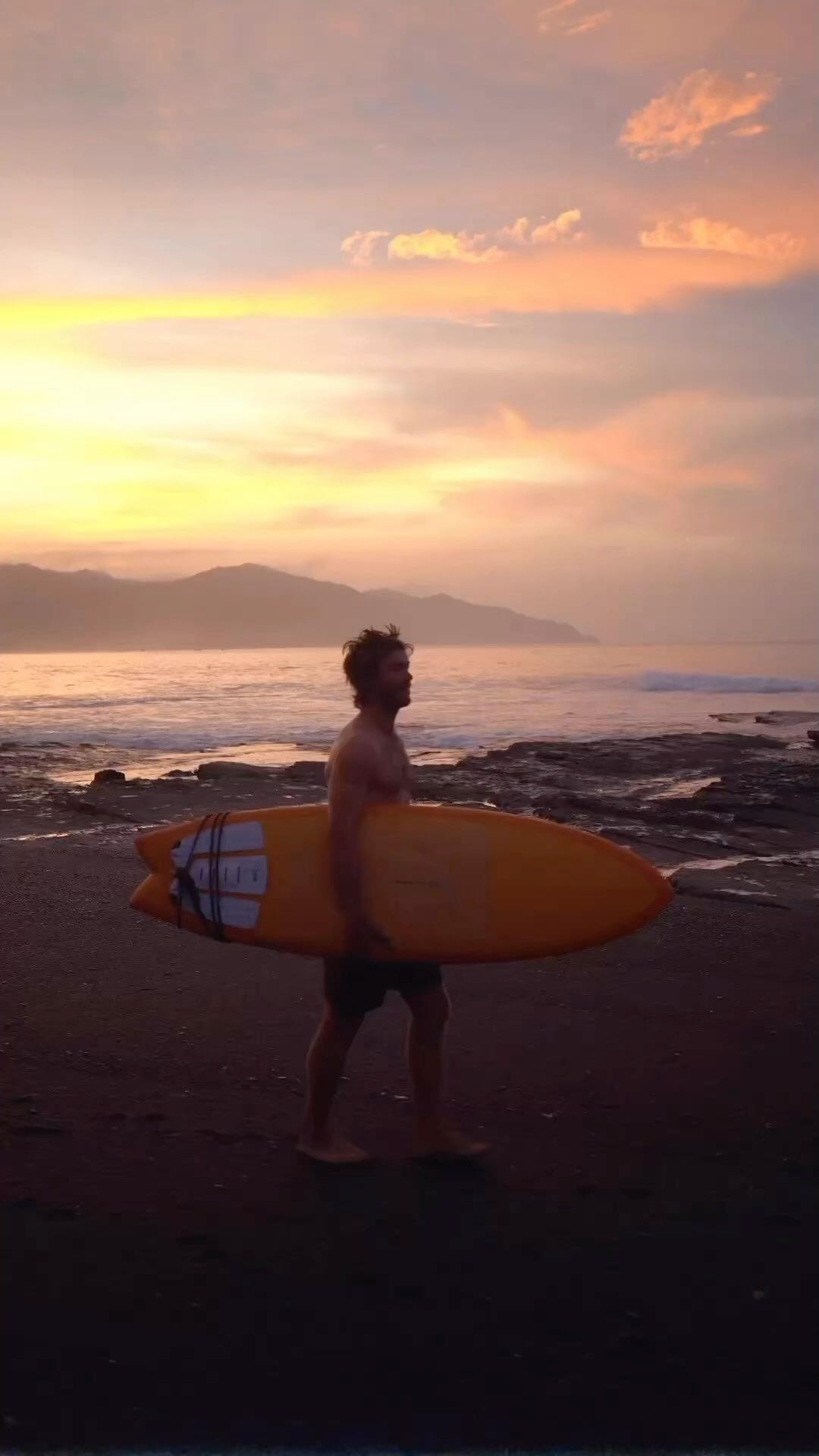 A sunrise walk in another world with @freepiet
📸 @surf.stash