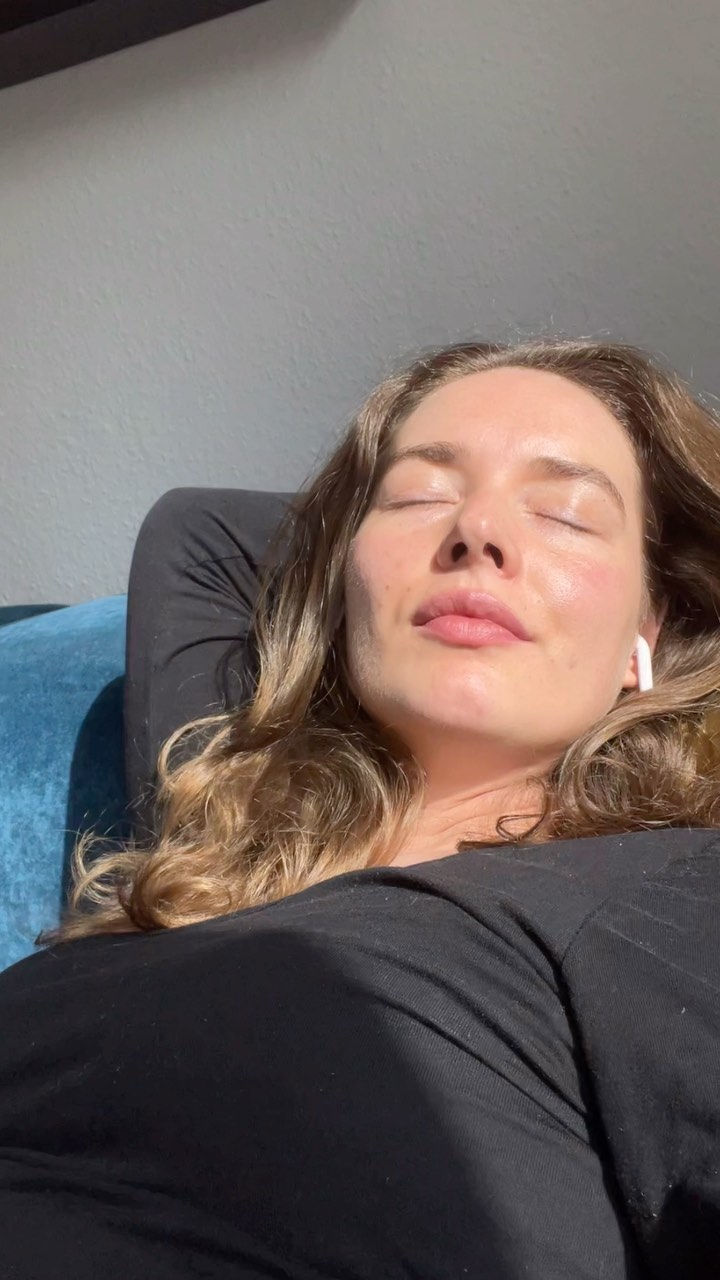 Sich um ein Kind zu kümmern ist der krasseste, herausforderndste, verantwortungsvollste Job überhaupt. Das kann ich jetzt, nach einem Jahr als Mama, ganz klar sagen 🤪
Wir können so stolz darauf sein, was wir jeden Tag leisten UND wir dürfen und sollten gleichzeitig an uns selbst denken /schauen, was wir brauchen. Denn nur wer sich um sich selbst kümmert... Ihr wisst, wie der Satz endet 😉…
Ich habe im letzten Jahr kleine Rituale und verschiedene Anker etabliert, die mich in meinem Alltag unterstützen, mir helfen, in kürzester Zeit mein Nervensystem zu regulieren, die mich erden und glücklich machen.
Morgen teile ich mit euch ein kleines Ritual, bei dem ich Tapping (mein wichtigstes Self-Care-Tool) und Skin Care miteinander kombiniere. Schaut gerne morgen in meiner Story vorbei.
Nächsten Montag gebe ich mit @anna.verburg den Live-Workshop „feel & connect with your momself“. Schreib mit eine Nachricht mit „Workshop“, wenn du kostenlos mit dabei sein möchtest.
Amore
Paula
🌟#SelfCare #Muttersein #Selbstfürsorge #Elternschaft #momselfcare #momself #Tapping #SkinCare #LiveWorkshop 🌟