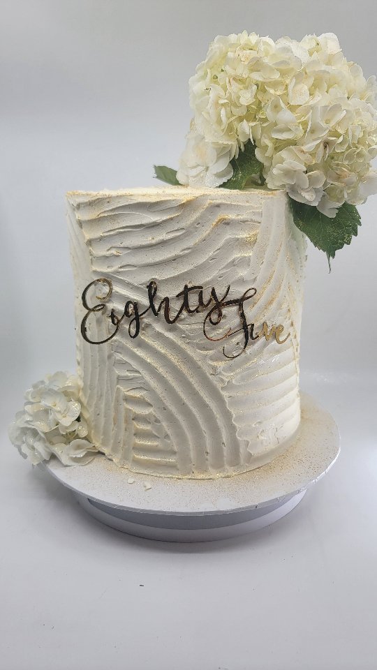 Good morning. Happy Monday 💕
-🎨-
-😎-
-🎂-
#loungincake #loungin #buttercreamcake #florals