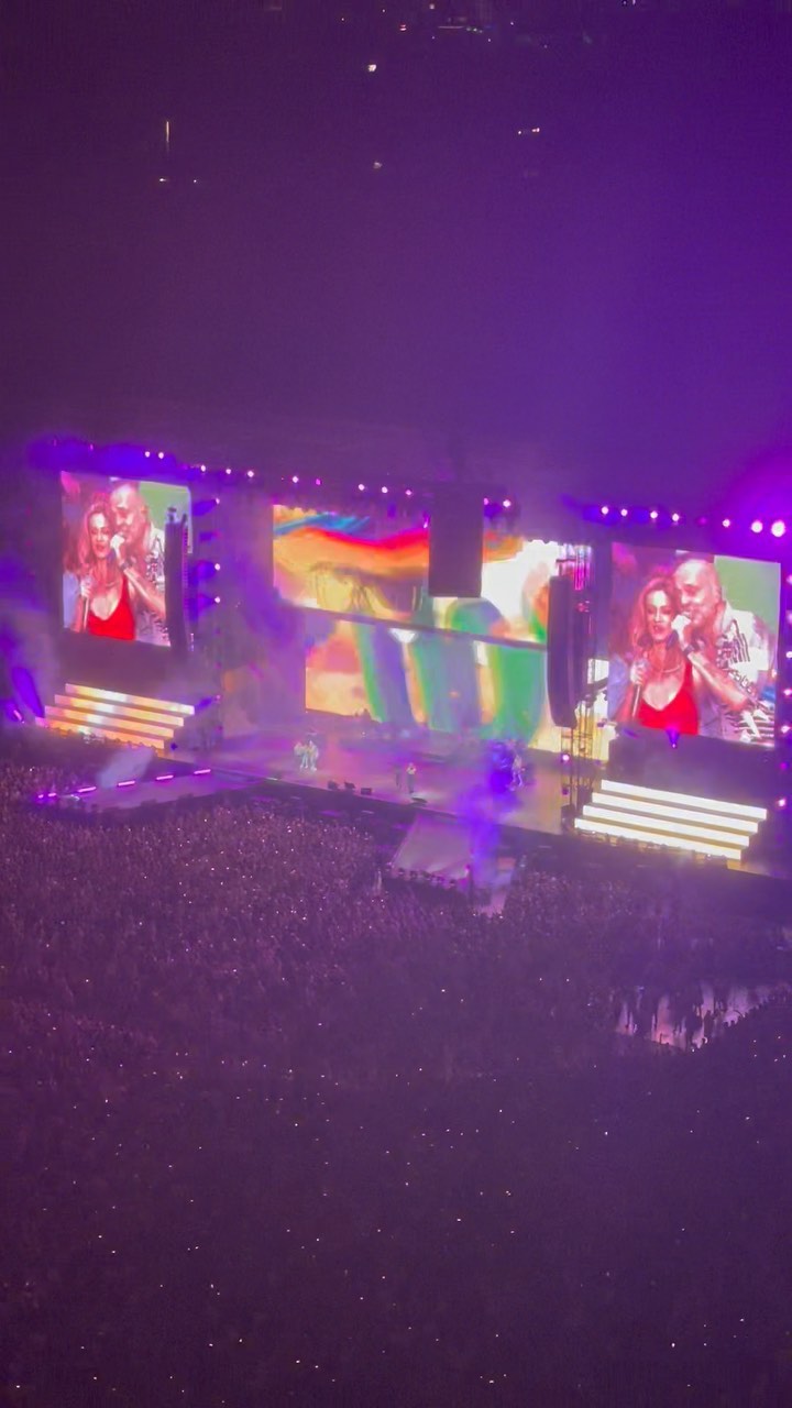 È il 2022, sono ricominciati i concerti dopo due anni e mezzo, gli 883 si riuniscono sul palco di San Siro e Paola e Chiara tornano a cantare insieme. Bellissimo. @sapore.di.male l’ordine è stato ristabilito. #max30 #stasiosansiro #sansirocantamax #maxpezzali #paolaechiara #883