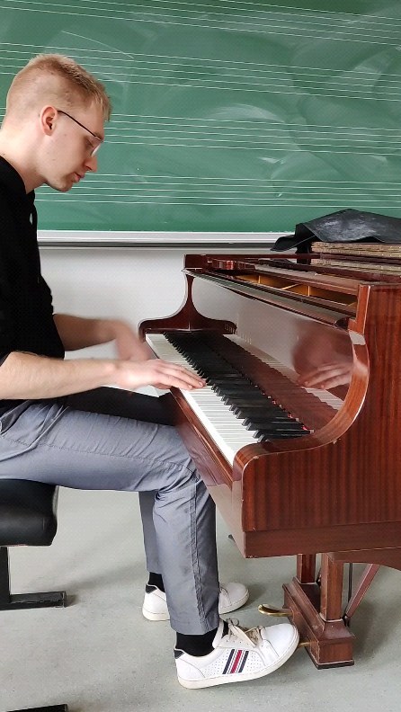 Und weiter geht's, jede Woche ein Stück.
Mein erstes Stück in 5/8.
Moving - Thomas Schießl
#pianomusic #piano #steinwayandsons #solopianomusic #ownmusic #instapiano #instapianist #inspiration #musiclife #musiclover #composition #oddmeter #58 #moving #dance #challenge #instamusic #instamusician #musician #musicianlife