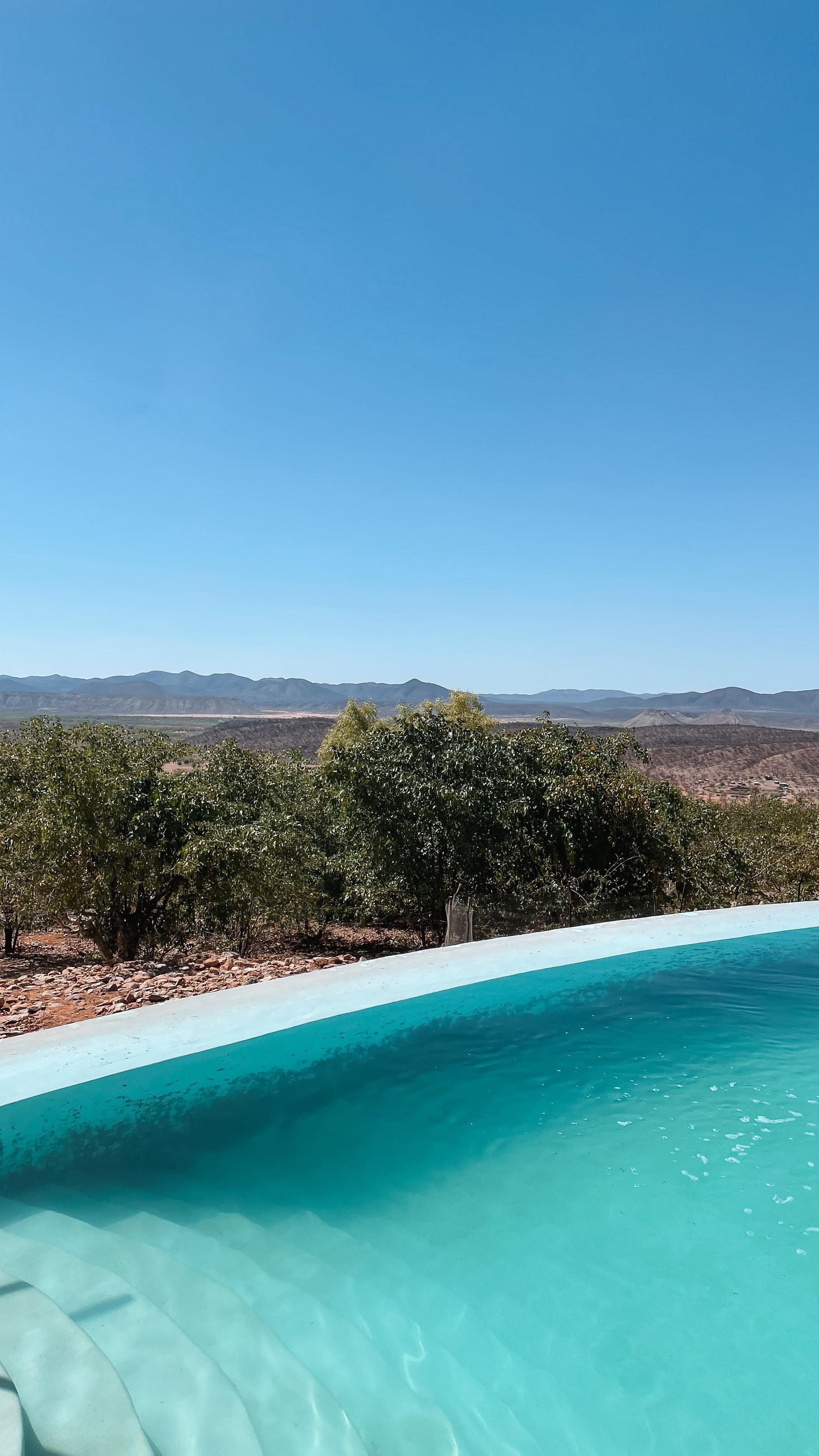 Tag 5 unserer Damaralnd/Kaokoveld Reise 🤍🇳🇦
Nachdem wir recht früh aufgebrochen sind, haben wir festgestellt das uns die Hinterradaufhängung gebrochen ist 🙈 Mitten im nirgendwo, keinerlei Empfang und wir hatten keine andere Wahl als bis nach Opuwo weiter zu fahren. Für 190km haben wir am Ende knapp acht Stunden gebraucht 🙄
Als wir dann an der Lodge angekommen sind und der Campingplatz wirklich nur aus Beton bestand haben wir beschlossen noch auf unseren schon bezahlten Preis noch drauf zu zahlen und die Nacht in einem richtigen Bett zu verbringen. Was ein Tag! 😅
Day 5 of our Damaraland/Kaokoveld trip 🤍🇳🇦
We started driving quite early that day but unfortunately discovered hat our rear suspension broke the day before 🙈 we were in the middle of nowhere with no reception and had no other choice then continue driving all the way to Opuwo. 190km took us almost 9 hours, that’s how bad the road was! 🙄
When we got to the lodge and we saw the campsite which was literally just concrete we upgraded into one of their rooms to at least get a good nights rest. What a day! 😅
#namibia #travelnamibia #damaraland #kaokoveld #africa #travelblogger #namibiatravel #visitnamibia