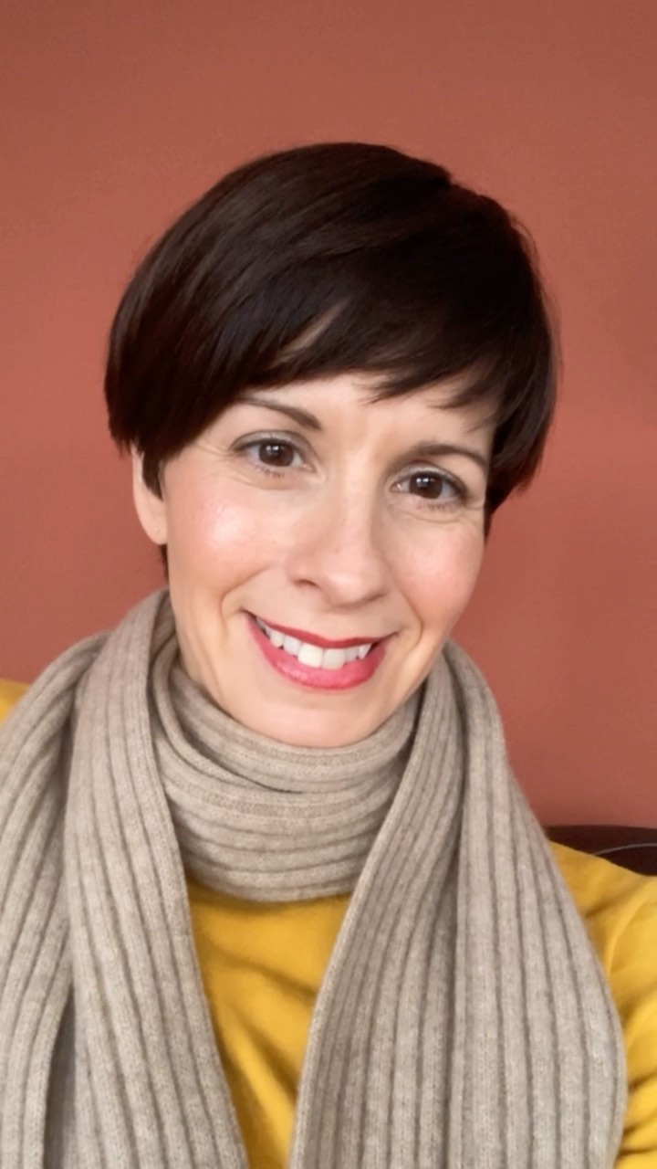 Let’s talk about…
Verdauung
Etwas unsexy? Mag sein aber mal ehrlich. Jeder von uns kennt doch Blähungen, Verstopfungen oder Durchfall. Wir können das einfach charmant weglächeln oder einfach mal Klartext reden.
Funktioniert unser Verdauungsprozess nicht richtig, so kann das ziemlich große Auswirkungen auf unser Wohlbefinden haben. Ein Grund mehr unserem Magen und Darm einmal mehr Aufmerksamkeit zu schenken.
Hier kommen 3 Tipps für Dich, wie Du Deiner Verdauung und somit Deinem Stoffwechsel auf die Sprünge hilfst.
Trinke nach dem Aufstehen 1-2 Tassen heißes Wasser, gerne auch mit einem Spritzer Zitrone. Bewege Dich danach ein wenig. Sanfte Yogaübungen mit Twists sind ideal.
Frühstücke nur wenn Du wirklich Hunger hast. Manchmal essen wir morgens etwas weil wir es einfach gewohnt sind. Ist Dein Verdauungsfeuer jedoch noch nicht angezündet, liegt das Frühstück einfach nur schwer im Magen.
Iss warm und verwende Verdauungsfördernde Gewürze wie Korinader, Fenchel oder Kreuzkümmel.
Hast Du Lust Dir eine eigene Gewürzmischung herzustellen?
Schau mal hier: https://www.youtube.com/watch?v=V82kVM8e07w
Vor einiger Zeit habe ich dazu ein passendes Video hochgeladen.
Hast Du noch weitere Tipps um die Verdauung in Schwung zu bringen?
#ayurveda #ayurvedaimalltag #vatastörung #vatadosha #verdauung #blähungen #verstopfung #durchfall #bauchschmerzen #unwohlsein #yogakannhelfen #twists #drehungen #agni #stoffwechsel #darm #magen #pups #detox #heißeswasser