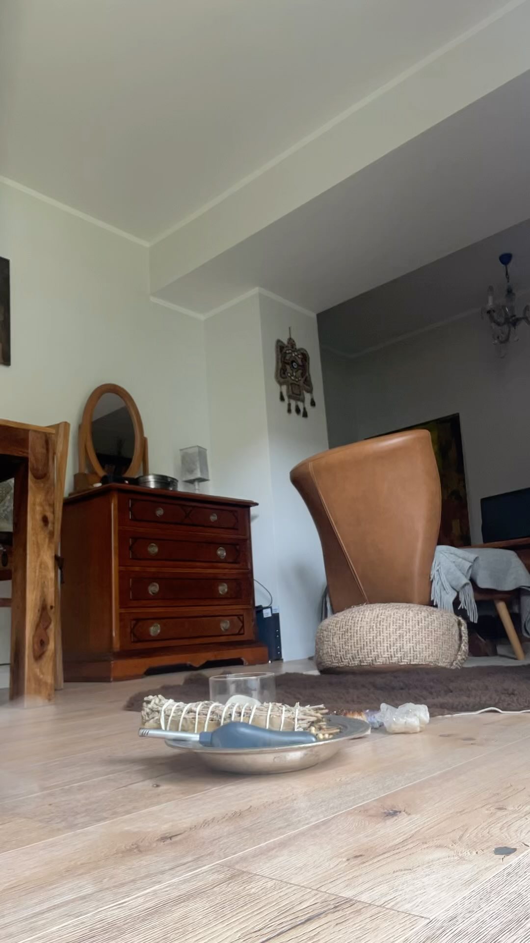 Meditation mit Gün
Wir haben für euch ein paar Sondertermine vorbereitet. In dieser Meditations Stunde werden Elemente aus dem Schamanismus und Kundalini Yoga miteinander verbunden. In erster Linie geht es darum den Körper und den Geist zu reinigen und die Verbindung wieder herzustellen. Es sind einfache Übungen und Bewegungen die jeder durchführen kann. Somit seid ihr alle herzlichst eingeladen… ich freue mich sehr auf euch. In diesen Zeiten ist es von Bedeutung ganz bei sich zu bleiben in seiner Mitte und bei seiner Atmung. Lasst dich ein auf eine kleine Reise durch deinen Körper und durch deine Gefühle.
Du wirst in diesen 45 Minuten neue Energie tanken… das Gefühl danach ist einzigartig.🙏
@gundikyokus
Was du mitbringen solltest: ein Kristallstein, kleines Räucherbusch.
Termine:
17,24.04: @yogabarcity 18.30Uhr
8,15,22.05: @yogabarost 18.00Uhr
Kosten: 14€/12€
Mitglieder frei
#meditation #kundalinimeditation #schamanismus #healing #heilung #yogabochum #bochumyoga #salbei #räuchern #reinigung #innereheilung #yogaimruhrgebiet #bakthi