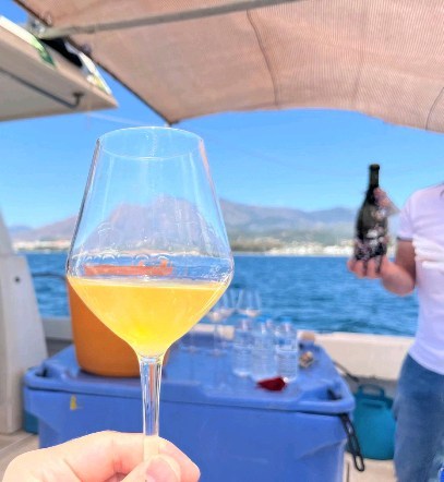 Hoy, tras una semana de reuniones, tocaba vuelta a disfrutar de una cata en alta mar con clientes, esta vez desde Alemania y USA. 🍾🍾🌊🤘
Y mirad que bonita está pseudo estrella de mar, rallada como una serpiente amazónica 😁, el mar siempre nos sorprende