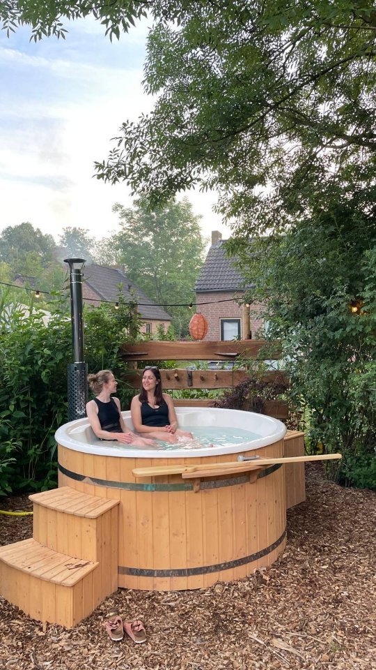 Zalig weekendje weg met vrienden. 💛 En dankbaar voor de hottub die in de tuin stond, met dit warme weer.
We verbleven in de Groene Heuvels in Ewijk (NL), in een huisje dat we gevonden hadden via @airbnb in vakantiepark @broeckhuys . Top adresje! Ook met kindjes is het vakantiepark ideaal: er is een meer om in te zwemmen, bowling, gaming hall, buiten- en binnenspeeltuin, avonturenpark, minigolf, blotevoetenpad, etc.
Wij hebben vooral gebruik gemaakt van het meer en van de hottub en sauna die in de tuin van ons huisje stond. 😄
