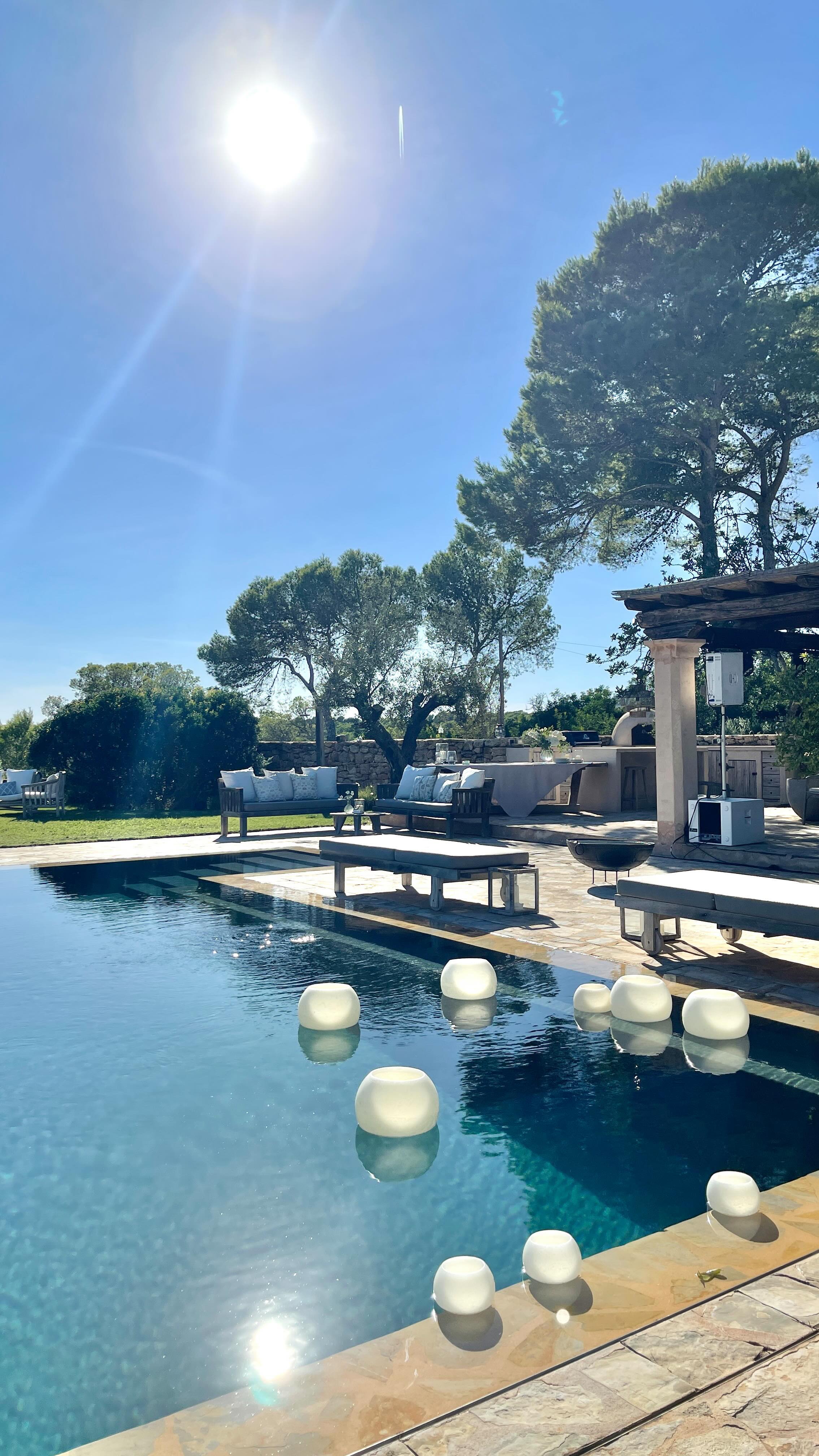 Je ne pouvais pas rêver plus bel endroit qu’Ibiza pour fêter cette fin de saison 2022 🥂
Mariage de Jennifer & Vincent, magnifique, joyeux, lumineux et doux comme ils le sont et comme l’étaient chacun de leurs invités💕
Merci pour votre confiance, j’ai hâte de vous retrouver l’année prochaine sur une autre île, en Sicile, et cette fois, parmi les invités 😉
Wedding planner : @serafinaweddings
I couldn’t have dreamed of a more beautiful place than Ibiza to celebrate this end of the 2022 wedding season 🥂
Jennifer & Vincent’s wedding… beautiful, joyful, bright and sweet as they are and as each of their guests were 💕
Thank you for your trust, I look forward to seeing you next year on another island, Sicily, and this time, among the guests 😉
#mariage #officiant #weddingofficiant #ibizawedding #weddingvenue #ceremonielaique #ceremonielaique #officiantdeceremonie #officiantedeceremonie #weddingcelebrant #weddingofficiant #celebrantinparis #luxurywedding #weddinginparis #bride
#wedding #ibizabride #weddingibiza #ibizawedding #weddingplanneribiza #weddingmallorca #weddingstyle
#ibiza #bespokeweddingibiza #luxuryweddingibiza #weddingplannermallorca #destinationwedding