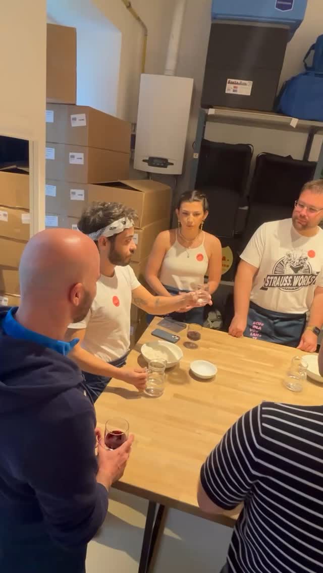 @erstebank.sparkasse makes their erste pizza – and not just any pizza, but their first real Neapolitan one! 🍕🔥
Hands in the dough, smiles all around, and a proper taste of Naples with Scuola Volante.
#scuolavolante #pizzaschool #pizza #thepizzaguy #discovolante #prontovolante #wien #pizzaworkshop #viennaactivities #pizzaworkshops #foodie #pizzalovers #cookingschool #pizzatime #pizzaexperience #neapolitanpizza #viennafoodie #teamcooking #teamevent #erstegruppe #erstebank #woodfiredpizza #pizzaparty #offsiteexperience #doughfun #handsoncooking