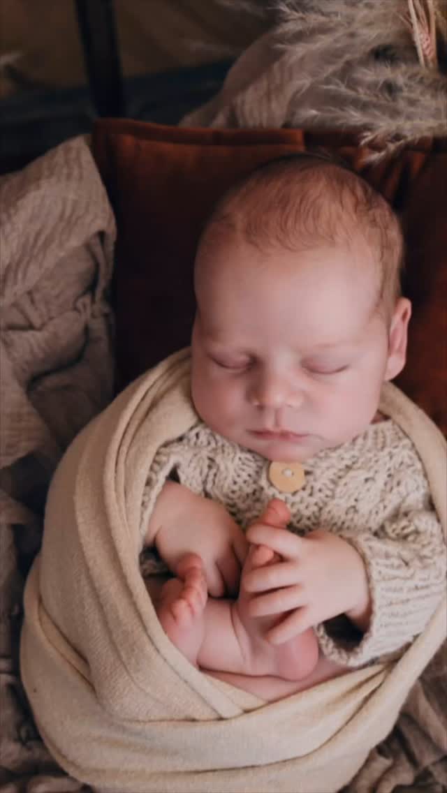 Bei mir bekommst du keine Massenabfertigung - sondern ein Erlebnis, das bleibt.
Jedes Shooting ist einzigartig und jedes Shooting ist individuell.
Du willst wissen, wie ein Shooting bei mir abläuft? Melde dich und ich erkläre dir alles. Bei mir erhalten auch alle Eltern einen ausführlichen Shooting-Guide per PDF zur Optimalen Vorbereitung.
#babyfotoshooting #achtsamefotografie #shootingohnestress #babyfotografwittlich #fotograftrier #babybilder #shootingindividuell