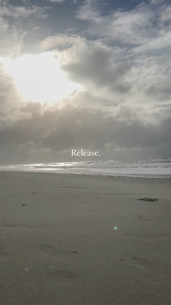 "I meet myself in stillness,
and we breathe." - S.W Berry
#GrowitheFLO 🌊
#healing #beachlife #meditation #yoga #wellness #breathe #blackgirlyoga #affirmations #mindfulness #mentalhealthjourney