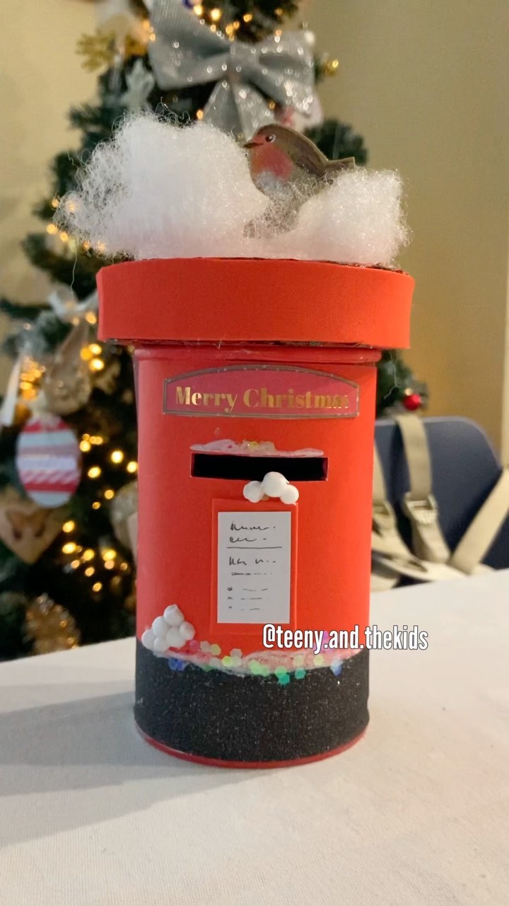 𝗣𝗼𝘀𝘁 𝗕𝗼𝘅 💌📮
Have you ever customised a tin can before? 😃✍🏻🥫
If so, what did you make? ✨😁🪄
The kids were quite intrigued by the @Pringles can 😲 (particularly when reaching in to grab a handful of crisps! 😆) so we held onto it for a few activities.
✨ 𝘼𝙣𝙙 𝙩𝙝𝙚𝙣 𝙩𝙝𝙚 𝙞𝙙𝙚𝙖 𝙨𝙩𝙧𝙪𝙘𝙠…! 💡
💌🎄📮
Post boxes play such a huge role during Christmas, don’t they? We send cards, pressies, letters to Santa! 🎅🏻
𝗪𝗵𝗮𝘁 𝘄𝗲 𝘂𝘀𝗲𝗱:
🥫 Pringles can
📦 Cardboard lid (2x circles)
🟥 Craft foam
💌 Red envelope (as cover)
✔️ Black sparkly tape
❄️ Filling / glitter
🖍 Pencil crayons/pastels for robin
💌 An old envelope / cardboard / string for our letters and parcels
Céleste did a cracking job of those! She’s only 3 but so determined with her art already! ❤️
Think you might hold onto your next can? ✂️🖍✍🏻😃
.
.
.
.
#christmascrafts #tincancrafts #pringlescan #kidscrafts101 #learningthroughart #ourupcycledplay
#getcreativewith @get.creative.with - DIY
#mylittlestemists @mylittlestemists - Sort
#createrecyclereuse #recyclerpourjouer #recyclemeplay @earth_and_sky_play
#completementcraft @completementcraft - prêt feu papier ! #bastelnmitkindern
#cardboardcrafts #pedagogiealternative #powerofplay #fantasyhasreallynolimits #toddlerplay #diychallengederwoche #funbudgetplay #cardboardboxcreative #recycleandplay #morethanabox #artforkids #artistmom #letscardboard #manualidadesparaniños #heycraftykids #occuperlesenfants #bibbitybobityboo