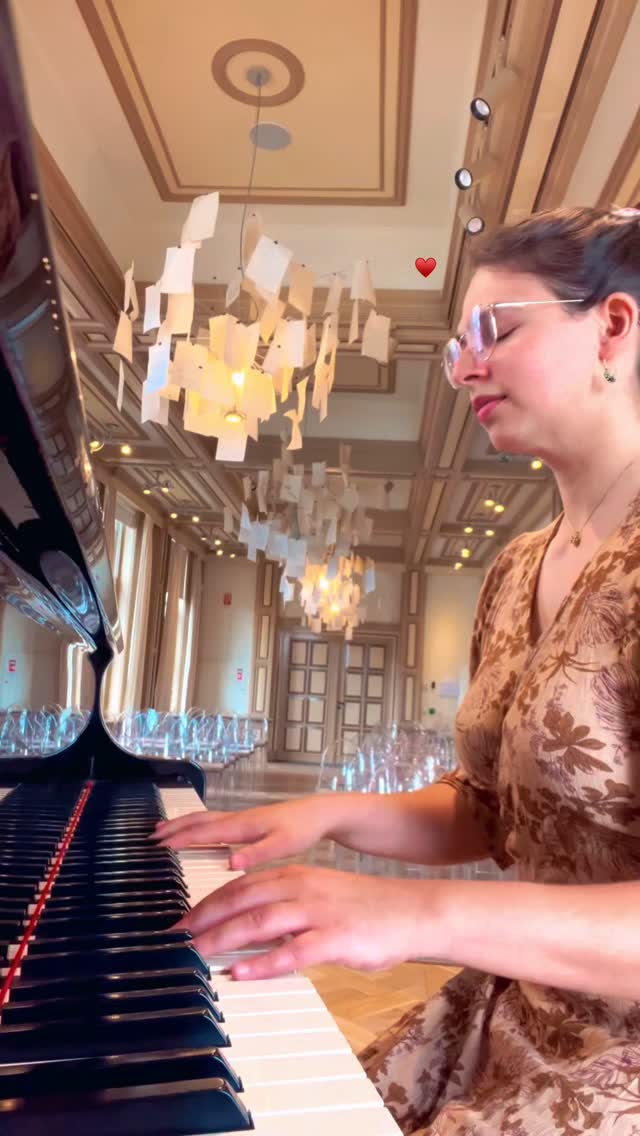 Love this melody and little build up♥️
Filmed during warming up for my recital at the beautiful @vancappellenhuis ✨
#pianovideo #beautifulmelody #pianistsofinstagram #classicalpianist #armenianmusic #instapianist