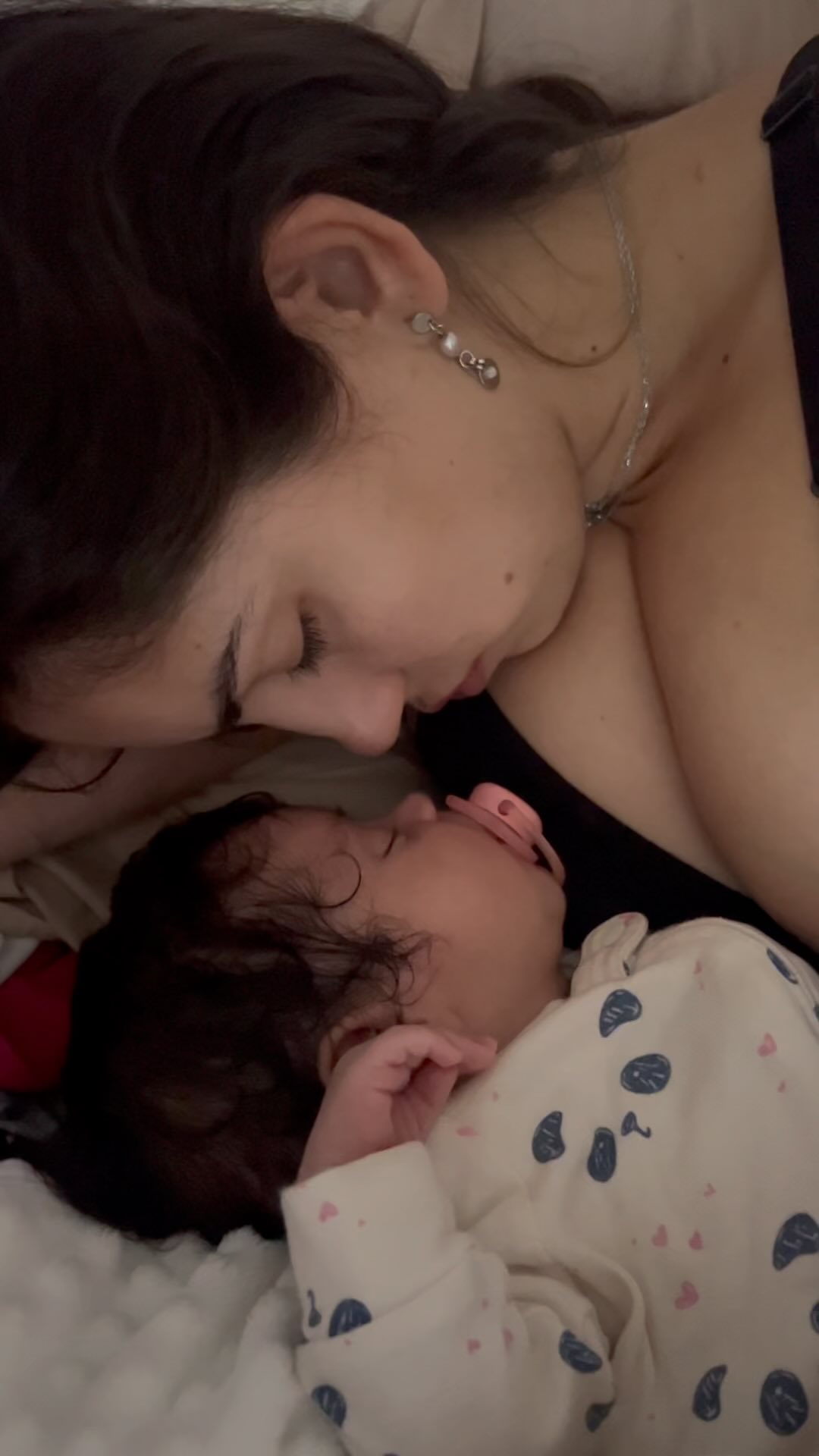 Os esposos, ao dizerem o “sim” um ao outro perante o altar, assumem um compromisso firmado em quatro pilares: liberdade; unidade e indissolubilidade; fidelidade e abertura à vida. Se não estiverem reunidas todas as condições necessárias no momento da celebração do matrimônio, esse pode ser considerado inválido. O matrimônio tem uma dupla finalidade: o bem dos esposos e a transmissão do dom da vida. De tudo isso, resulta a família, e nessa surge o dom da vida. Dessa forma, os esposos são chamados a participar do amor criador de Deus. A abertura à vida ultrapassa as possibilidades biológicas. Eu costumo chamar todos os poucos momentos que já vivi com tantas glórias como esse como a consagração de uma pequena parte da batalha que já vivi … #amen🙏 #m&m’s