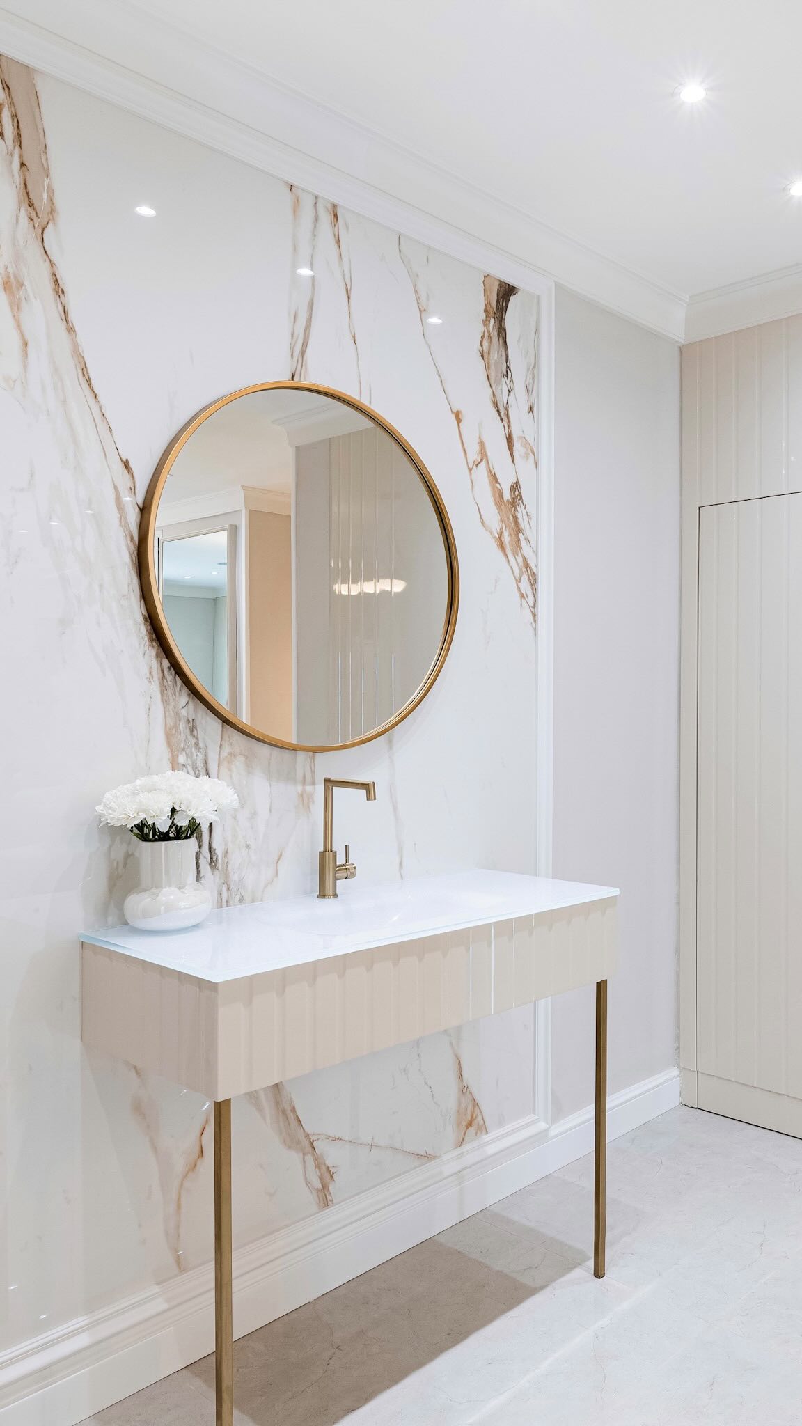 Who doesn’t like to put on a 👑…?
For us it’s a MUST- and we incorporate it into almost every project ⚜️🤍
.
.
.
.
.love the music mix by @showmusik
#crownmolding #moldinginstallation #moldingdesignonthewall #moldingontheceiling #interiordesignideas #mikvehdesign #spadesign #spaspacedesign #innovationdesign #instadesign #ɪɴsᴛᴀʀᴇᴇʟs #architecturemolding