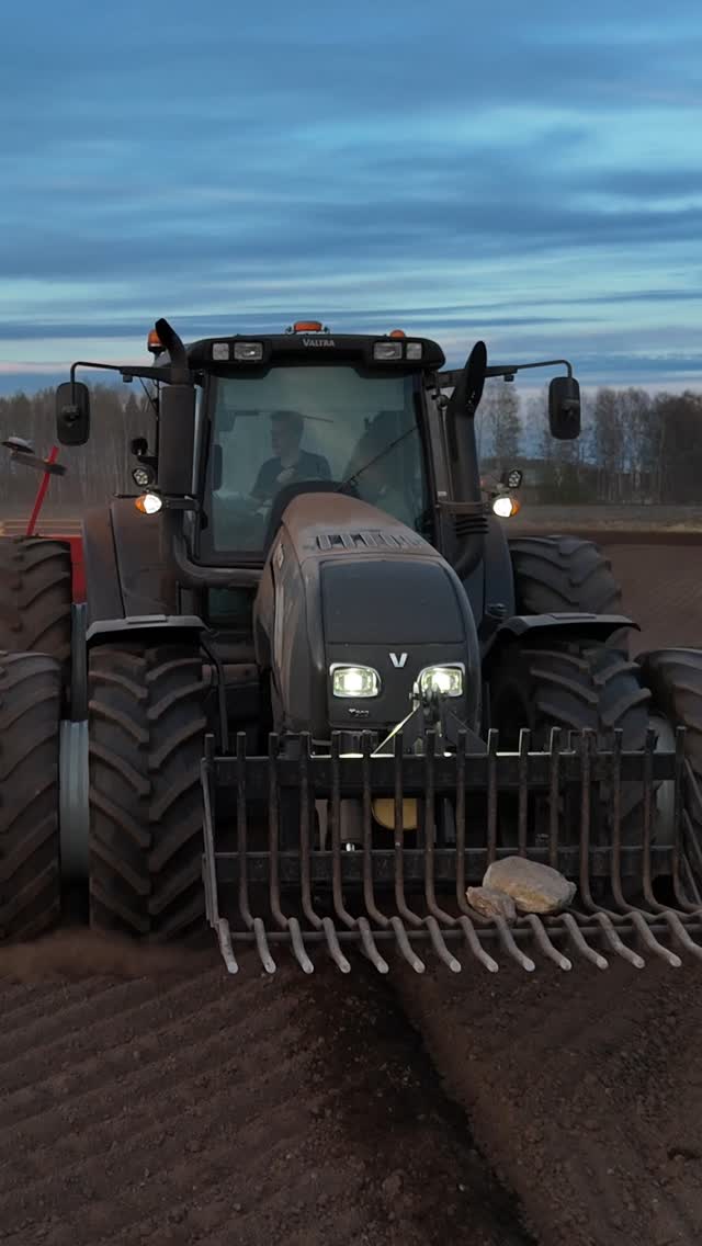 EFIX eSteer 10 ja Valtra kylvötöissä Ilmajoella 🤩
#efixag #agronav #automaattiohjaus #valtra #väderstad
