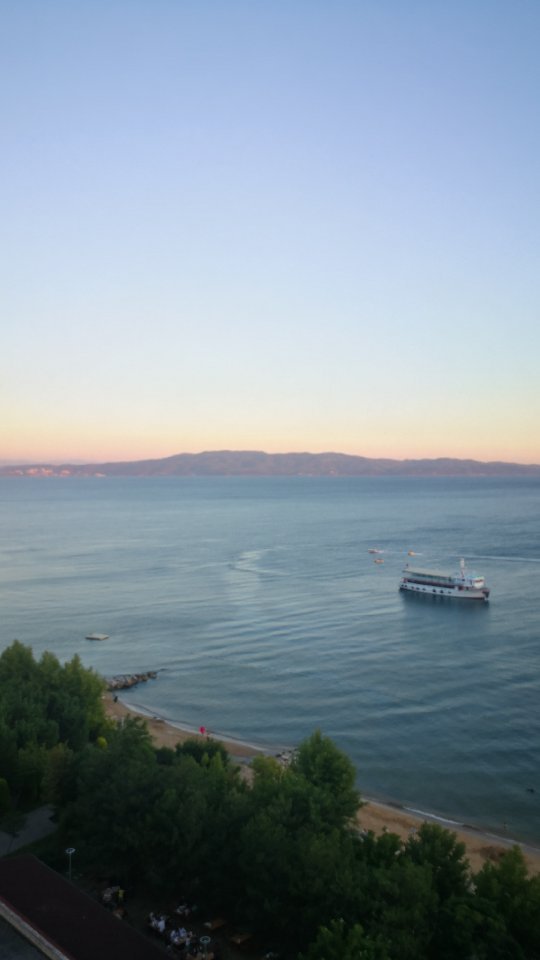 ✨ Olaylara Geniş Açıdan Bakmanın Önemi ✨
Başımıza gelen olaylar onları yaşarken çok ağır ve sanki tek bizim başımıza geliyormuş gibi gelebilir.
👓Bakış açımızı genişleterek baktığımızda yaşananlar daha küçük, olağan ve baş edilebilir görünmeye başlar.
👓Geniş açıdan bakmak yaşadıklarımızın nedenlerini, sonuçlarını ve etkileyen faktörleri daha iyi görmemizi sağlar.
👓Bizim gibi birçok insanın da benzer şeylerle mücadele ettiğini fark ederiz. Böylelikle yaşadıklarımız zihnimiz açısından normalleşir.
💎 Bir dahaki sefere yaşadığımız bir olaya sanki bir binanın en üst katına çıkmış ve oradan izliyormuşuz gibi değerlendirmeyi deneyelim.
#psikoloji #psikolojikdanışmanlık #psikolojiksözler #perspektif