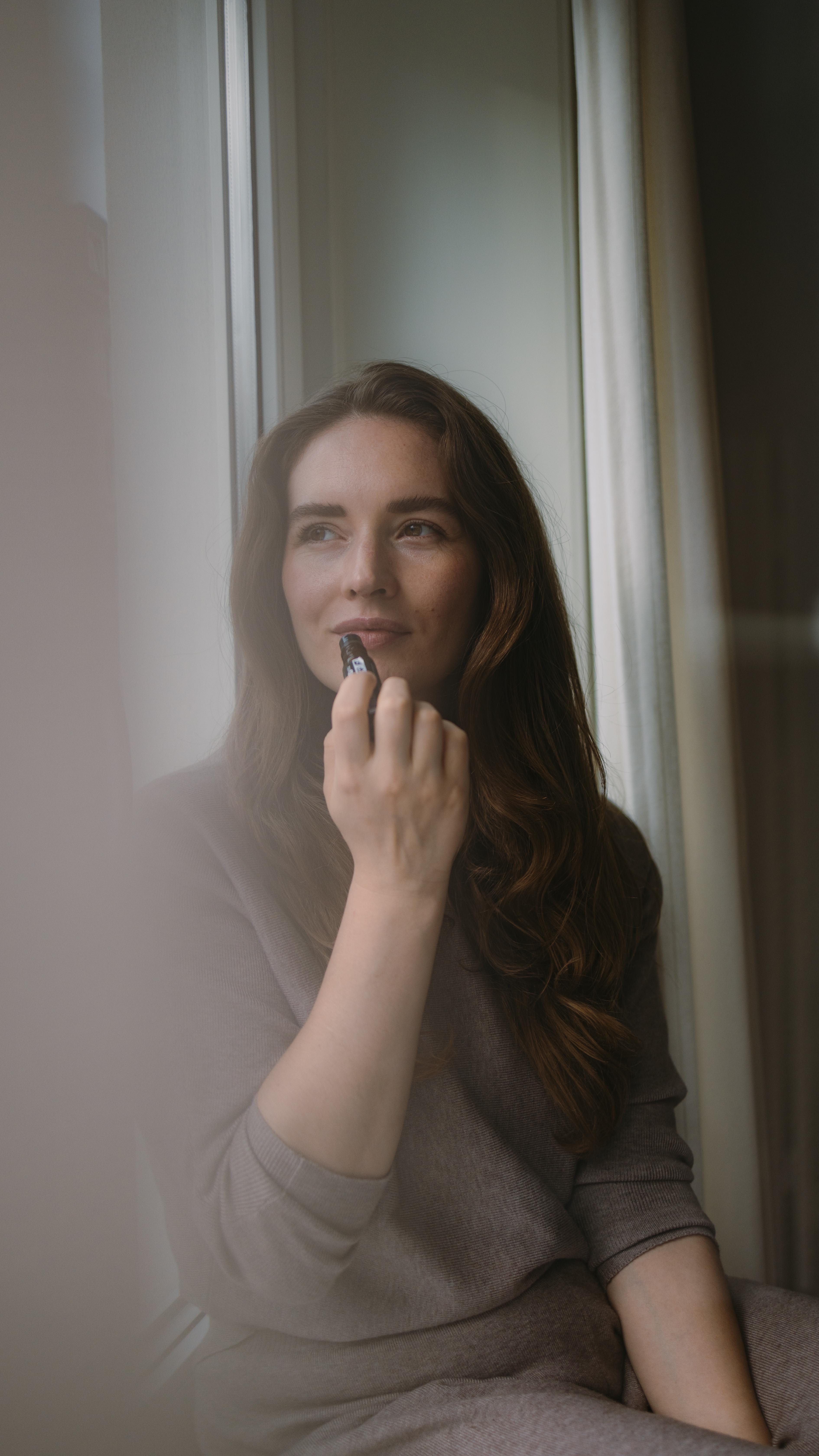 Die Momself-Week steht vor der Tür! Eine Woche Selfcare nur für dich – ganz egal, ob du Mama bist oder nicht. „Momself“ steht für „mothering myself“. Es geht darum, dich selbst genauso liebevoll zu umsorgen, wie du es für andere tust.
Meine Freundin und Kollegin Anna Verburg und ich tauchen mit euch in die Welt der ätherischen Öle ein. Ihr bekommt von uns jeden Tag inspirierenden Input, kleine Übungen und Rituale, die ihr direkt in euren Alltag integrieren könnt – und das Beste: Ihr bekommt ein Paket mit den Ölen direkt nach Hause geschickt, um alles sofort ausprobieren zu können!
Die „Momself-Week“ findet vom 14.10. bis 20.10. statt und ist für alle, die sich eine bewusste Auszeit gönnen wollen. Egal, ob du total neu im Thema Selfcare bist oder schon voll im Flow – hier geht’s nicht um Perfektion, sondern um Freude, Leichtigkeit und Inspiration.
Anmeldeschluss ist der 7.10. Die Plätze sind begrenzt – melde dich sooo gerne an und sei dabei! Der Link ist in der Bio.
#selbstfürsorge #tapping #ätherischeöle #momselfweek #momself
Fotos: @anna.verburg
ANZEIGE