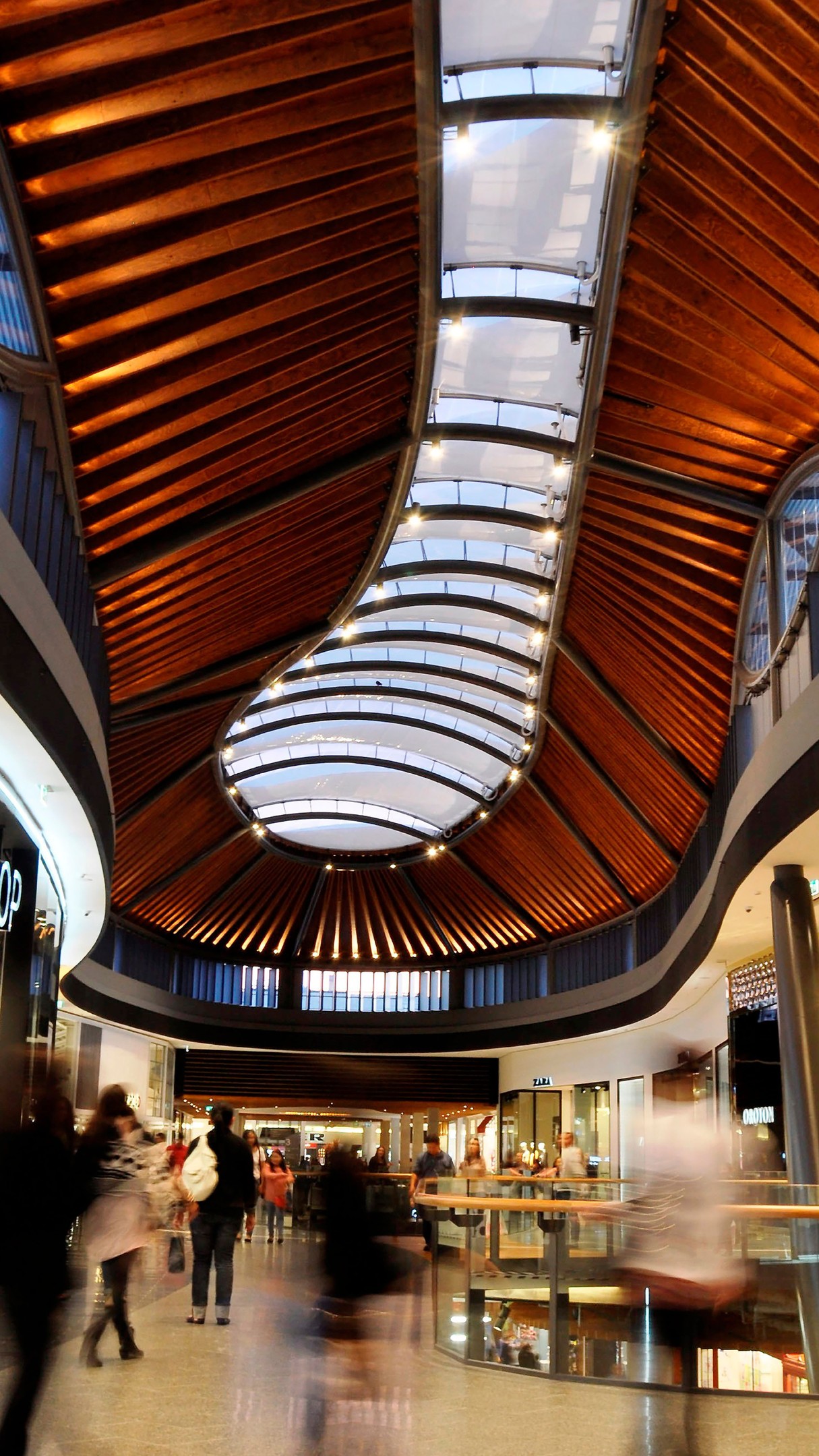 ADDICTED TO LIGHT.
MEGABAY provides flexible, quality luminaires designed to be used in challenging environments. The Accento is usually seen providing landscape illumination, but in the Highpoint Shopping Centre roof, the minituarised units, with their dual axis 360° x 180° pivot range adjustable mounts, serve to provide glare free illumination of the roof detail. Lighting Design: Electrolight Architects: Grimshaw
#foslightinggroup #megabay #megabayaccento #vdipowered #glarefreeillumination #constantvoltageluminaires