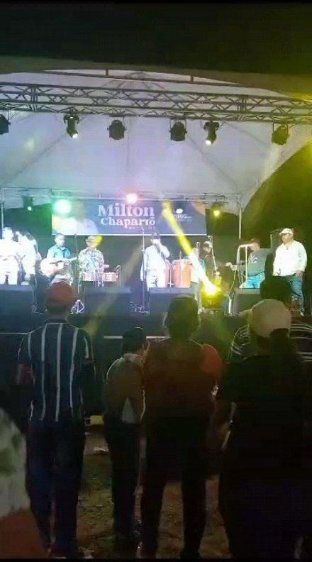 Que bonita experiencia fue ver cómo el público 🤠🤠🤠 disfruta y se gosa el show jejeje canta natha..