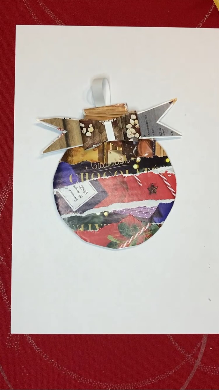 Paper Baubles 🔴✂️📰
Hands up if your tree’s up! 🎄
🙋🏻♀️🙋🏻♀️🙋🏻♀️
Someone (👦🏻) wanted to see if our baubles bounced….
Except one of them didn’t bounce, it exploded! 😰
So, here’s an activity which is:
✅ Simple
✅ Budget-friendly
✅ No tears over broken decorations 😃
We used:
📦 a piece of cardboard
📰 magazines (which my 1yo loved ripping up!)
✂️ Double-sided tape
If you have / are welcoming small kids over Christmas, or if you simply fancy a super recycling craft, try this out. 🎄😃
Let me know in the comments if you have a go! 😍
Bow idea from @westwingde ✨🙌🏻✨
.
.
.
.
.
#christmas #baubles #handmade #christmascrafts #recycling #winter #getcreativewith #babyactivities #craftactivitiesforkids #saveyourchristmastree #wintercrafts #magicofchildhood #clickinmoms #cardboardanyday #cardboardfanclub #kidscrafts101 #fantasyreallyhasnolimits #montessori #recycleandplay #exploretocreate #raisingawildartist #simpleplayforlittles #naturelovers #littlesplayshare #videocontent #funbudgetplay #bastelzeit #mamancreative #activitéenfant #manualidadesparaniños