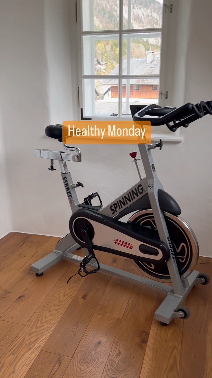 Start the month of May with a healthy spinning and stretching workout 🚴♀️🧘♀️while taking in the breathtaking views of the #ausseerland #ausseerland_salzkammergut