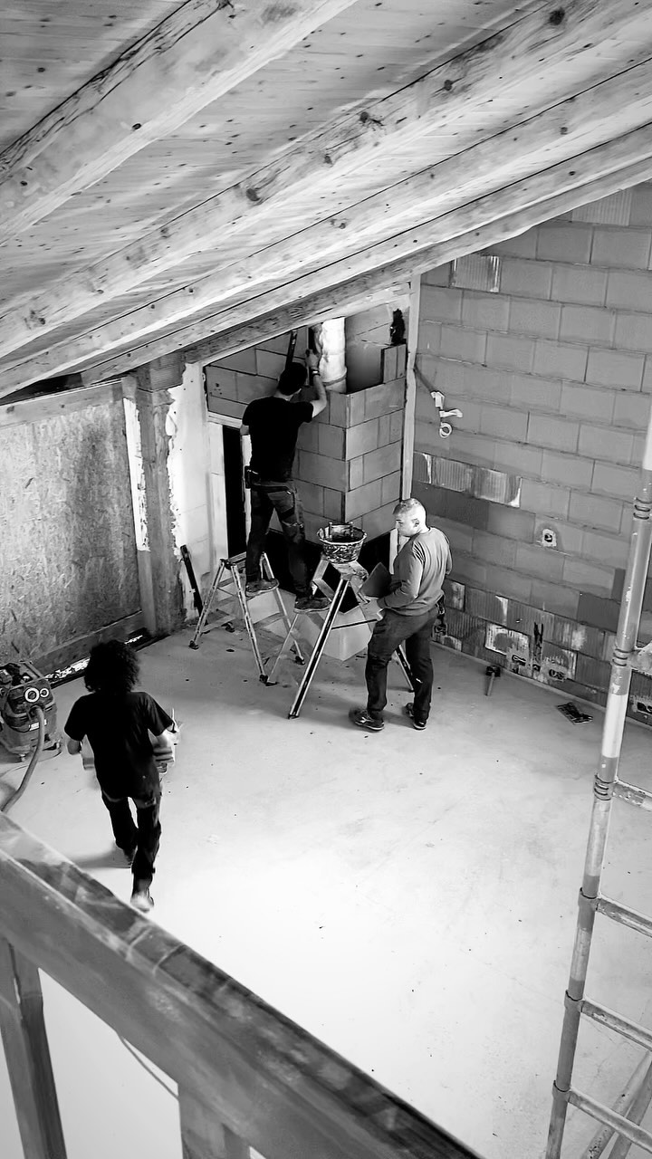 Les artisans sont au taquet pour respecter les délais. Un grand merci à eux. Sur le chantier aujourd’hui, les entreprises R. Mantuano (maçonnerie carrelage) et @cesar_cheminees