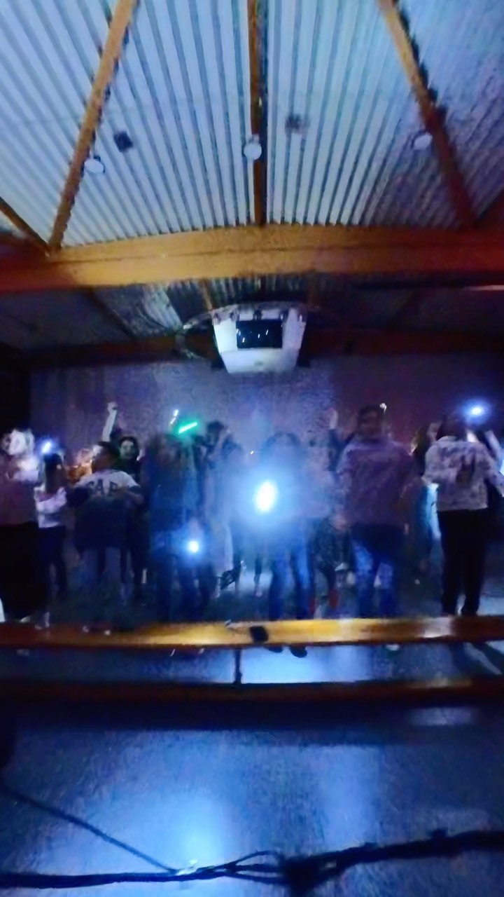 SpotNight im November! Und wenn es draußen kalt und dunkel wird, geht es drinnen bei der Taschenlampenparty erst richtig ab!! Denn wir sind KIDS OF THE LIGHT! 🌟🌟🌟