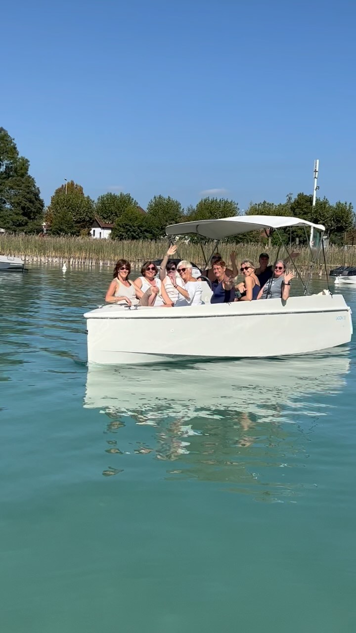 Montez à bord pour un moment magique avec vos amis !
Que ce soit pour célébrer un anniversaire, un EVJF ou tout autre événement spécial, notre bateau est l’endroit idéal. ☀️ #fête #evjf #marriage #married #birthday #brunch #party #family #lac #annecyfrance #lacannecy #tourisme #vacances #holiday #summer #goodvibes #friends #water #boats #electricboat