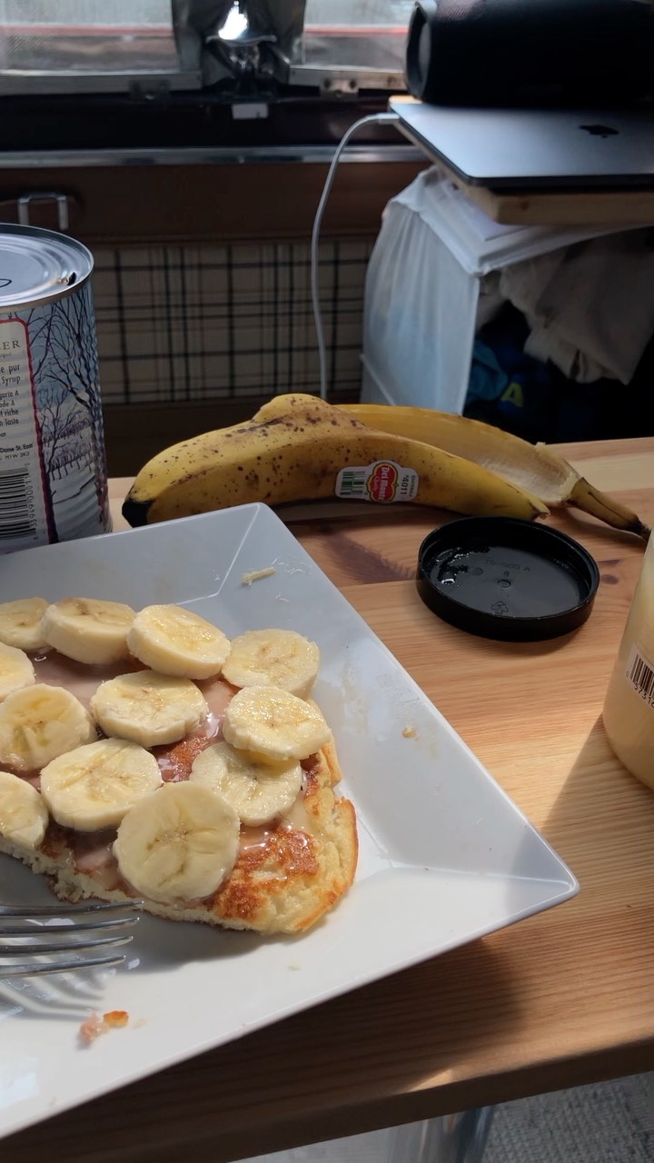 Brekkie in Doug🥞
.
.
.
#breakfast #pancakes #tofino #view