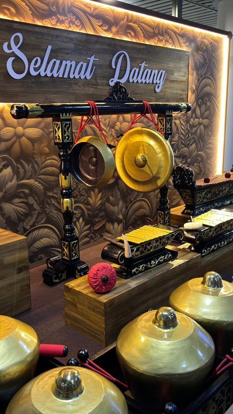 We had the pleasure of working with the airport team to bring the Gamelan Melayu setup from vision to execution. We’re truly excited about this project and hope to collaborate again in the future. Come experience the cultural heritage our dedicated team brought to life!✨
