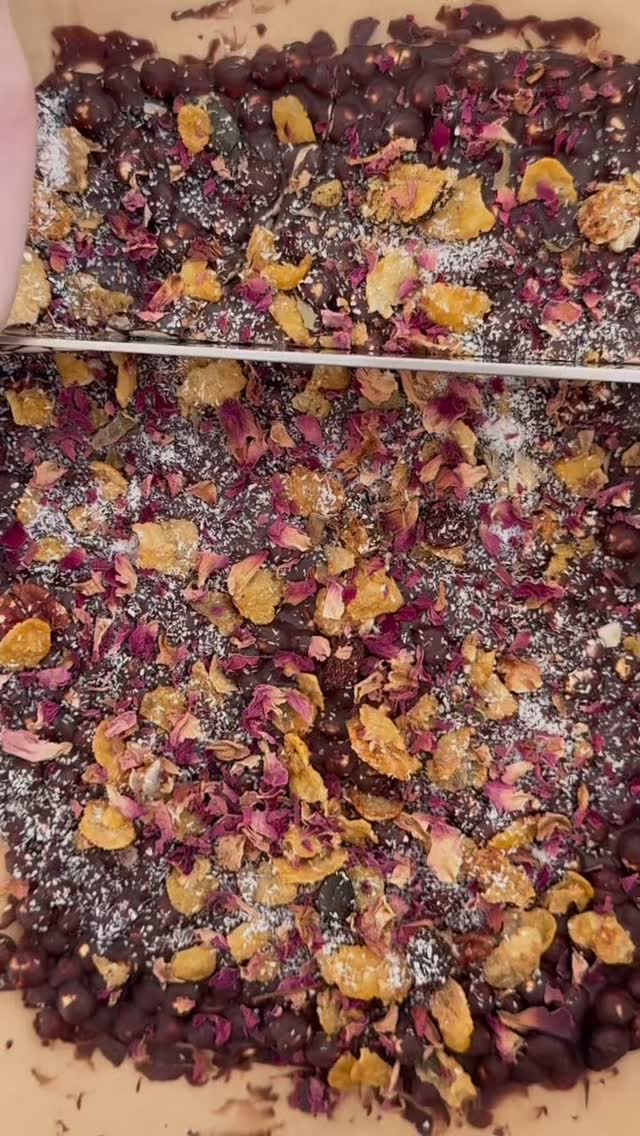 SNACK PROTÉINÉ CHOCO-CHICHE 🍫
Ingrédients:
- 1 tasse de pois chiches cuits (cuits au four ou à l’air fryer)
- 150 g de chocolat noir (minimum 70 % cacao)
- 1 cuill. à soupe d’huile de coco
Garnitures:
- Granola sans gluten, Les Granolas de Jenny
- Noix de coco râpée
- Éclats de noisettes, amandes, graines, ou fruits secs
Préparation:
- Préparer les pois chiches : Égouttez-les soigneusement, puis étalez-les sur une plaque recouverte de papier sulfurisé. Faites-les rôtir au four à 175°C pendant 30 à 35 minutes, jusqu’à ce qu’ils soient bien dorés et croustillants. (Vous pouvez aussi utiliser un airfryer.)
- Faire fondre le chocolat : Dans une petite casserole ou au bain-marie, faites fondre le chocolat noir avec l’huile de coco jusqu’à obtention d’un mélange lisse.
- Assembler : Incorporez les pois chiches au chocolat fondu. Versez le mélange sur une plaque recouverte de papier cuisson et étalez en une couche uniforme.
- Décorer : Saupoudrez immédiatement de vos garnitures préférées (granola, noix de coco râpée, etc.).
- Refroidir et déguster : Placez la plaque au réfrigérateur pendant au moins 1 heure, jusqu’à ce que le tout ait durci. Coupez en morceaux et savourez !
#lesgranolasdejenny #granola #glutenfree #switzerland #healthyfood #recettefacile #swissmade #dessert #sansgluten #chocolat