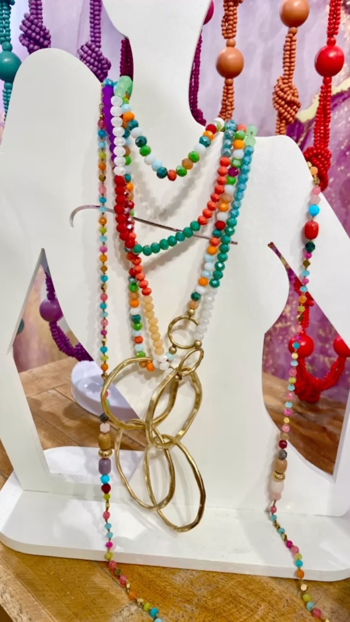 Parola d’ordine: COLORE 🌈🌈
.
.
Per colorare la vostra estate ecco una nuovissima collezione di bijoux super cool!
Vi aspettiamo in negozio 😍😍