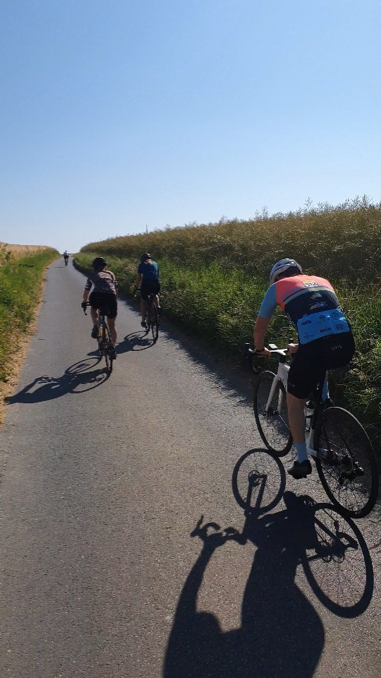 Gestern bei gefühlt 40 Grad haben wir unsere kleine Trainingssession im Wuppertalerland durchgezogen.
Es war eine Mischung aus Dauertrinken und Wasserlochsuche mit gemeinen Anstiegen, aber alle haben die knapp 100km und 1200hm geschafft. Wir sind so langsam gut vorbereitet für #radamring
#outdoortraining #Naturathleten #Rennradtour #24hradrennen #24hnürburgring #düsseldorfgrafenberg #kommtgernemalmit