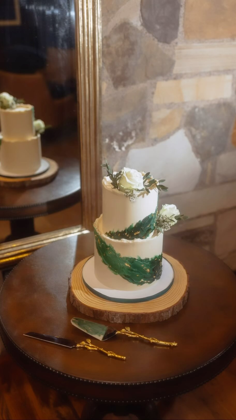 ✨Congratulations to Paul & Talia who tied the knot at the exquisite Rim Golf Club in May this year! ✨
We are so honored to have been a part of your love story and wish you both many years of happiness and joy!
Thank you to @bailey.crawford.media for these stunning images!
#greenandgoldweddingcake #weddingcake #congrats #lovestory #rimgolfclubwedding #baileycrawfordmedia #edibleart #mountainwedding #paysonaz #paysonazbakery #kendrascountrybakery