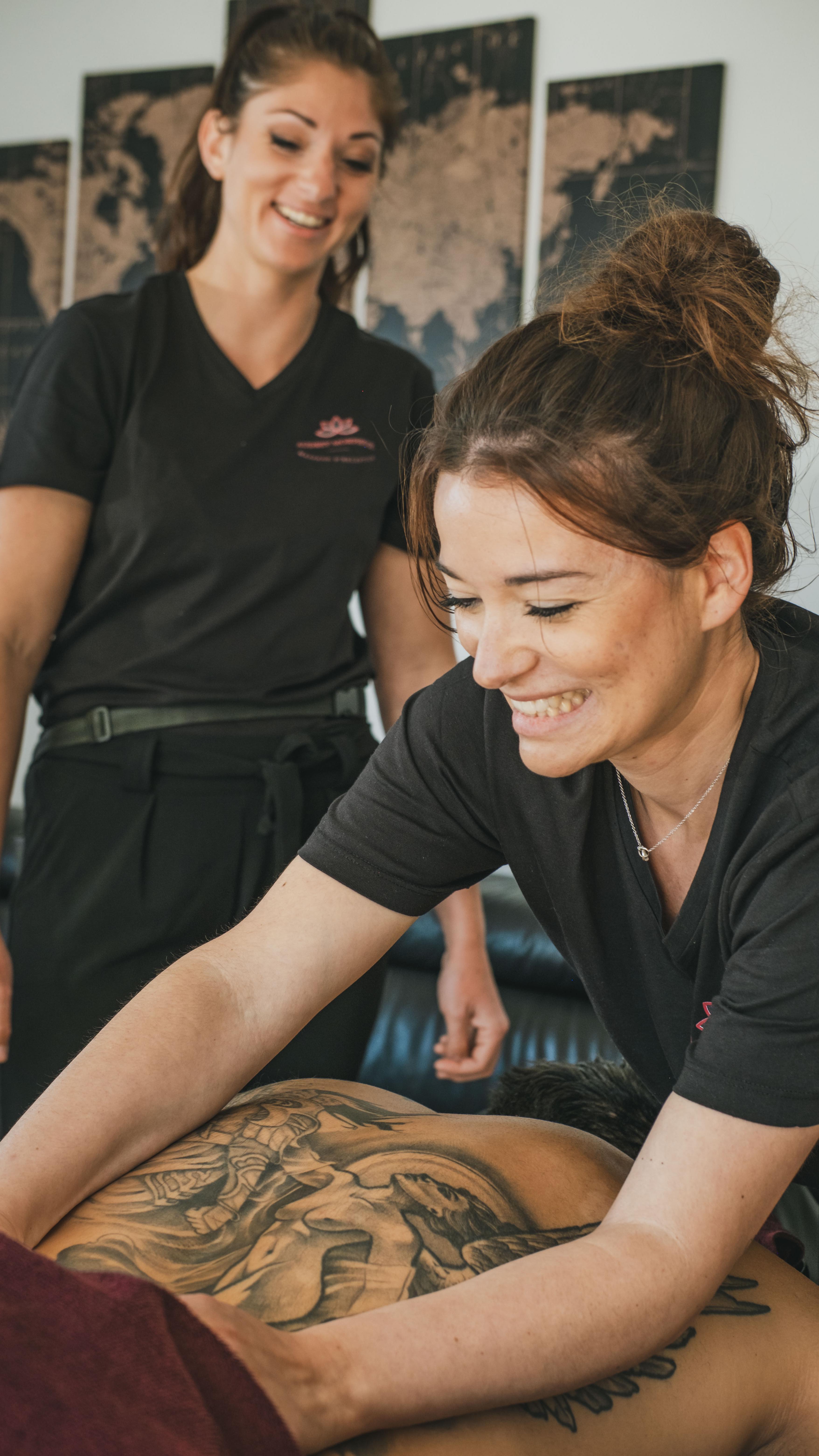❤️Qu’est-ce que le Massage Morphose?
Le massage Morphose est une expérience exceptionnelle qui se distingue par la richesse de ses mouvements et sa haute technicité.
Cinq mots pour définir le massage morphose :
- Personnalisé
- Réparateur
- Technique
- Doux
- Profond
On personnalise le Massage en définissant les zones à insister et les zones à éviter avec le client .
Durant le massage, on utilise une pression précise et adaptée pour cibler et relâcher les tensions musculaires de manière efficace.
Grâce à la profondeur et à la lenteur des gestes, les muscles ont le temps de recevoir les informations sans ressentir de douleur, permettant ainsi un relâchement musculaire optimal.
La lenteur permet également de calmer le mental, offrant ainsi aux clients l’opportunité de se reconnecter à leur corps et de prendre conscience de l’importance de prendre soin d’eux-mêmes.
Le Massage Morphose et l’équilibre parfait entre douceur et puissance
Si un seul mot devait le résumer ce serait : Précision!
‼️ÉNORME AVANTAGE: Le Massage Morphose protège le masseur en prévenant les blessures grâce à des mouvements et des postures conçus pour éviter les tendinites et autres douleurs. Chaque geste est pensé pour offrir un soin efficace tout en assurant la sécurité et le bien-être du praticien. #massage #massagebienêtre #partage #formationprofessionnelle #formationmassage #massotherapie #therapeuthe #passion #masseur #osteopathy #kinesitherapie #masseurs #masseuseadomicile #massageadomicile #qualité #bienêtre #positivevibes